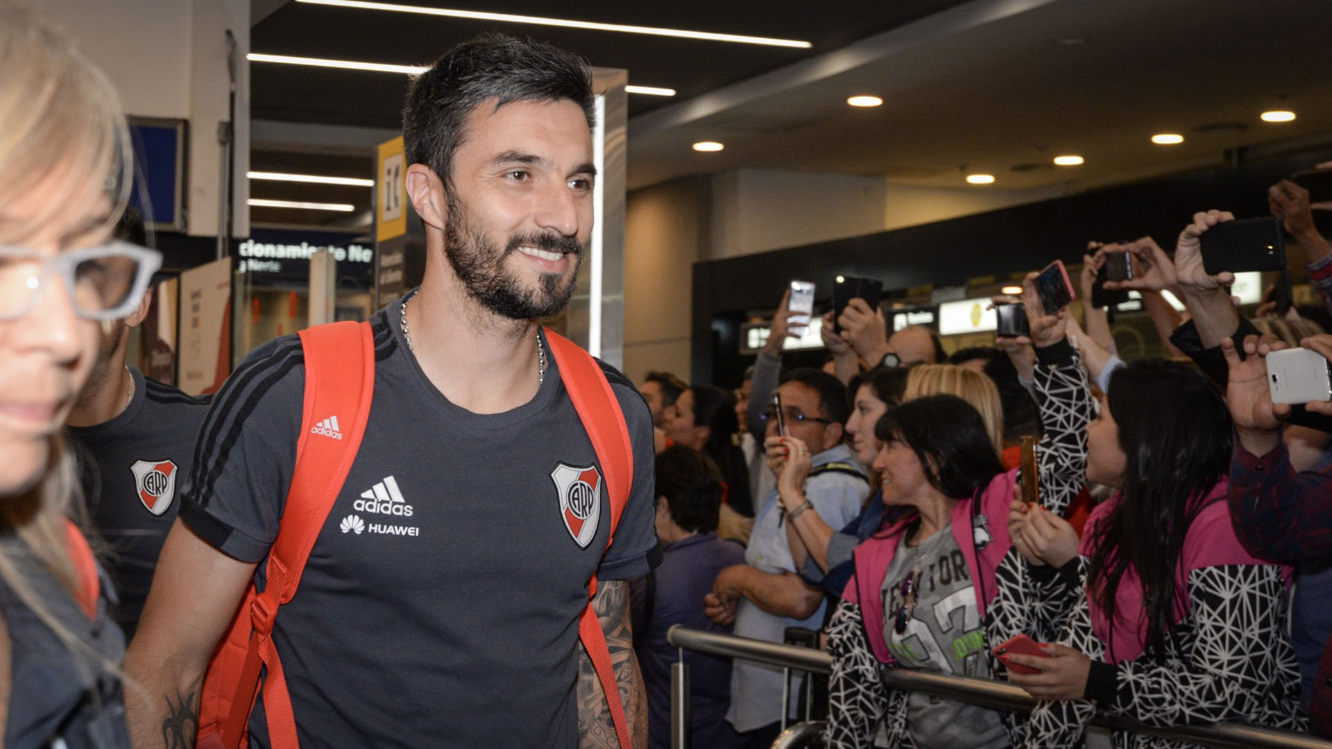 Decenas de fanáticos se arrodillaron ante el plantel de River tras la