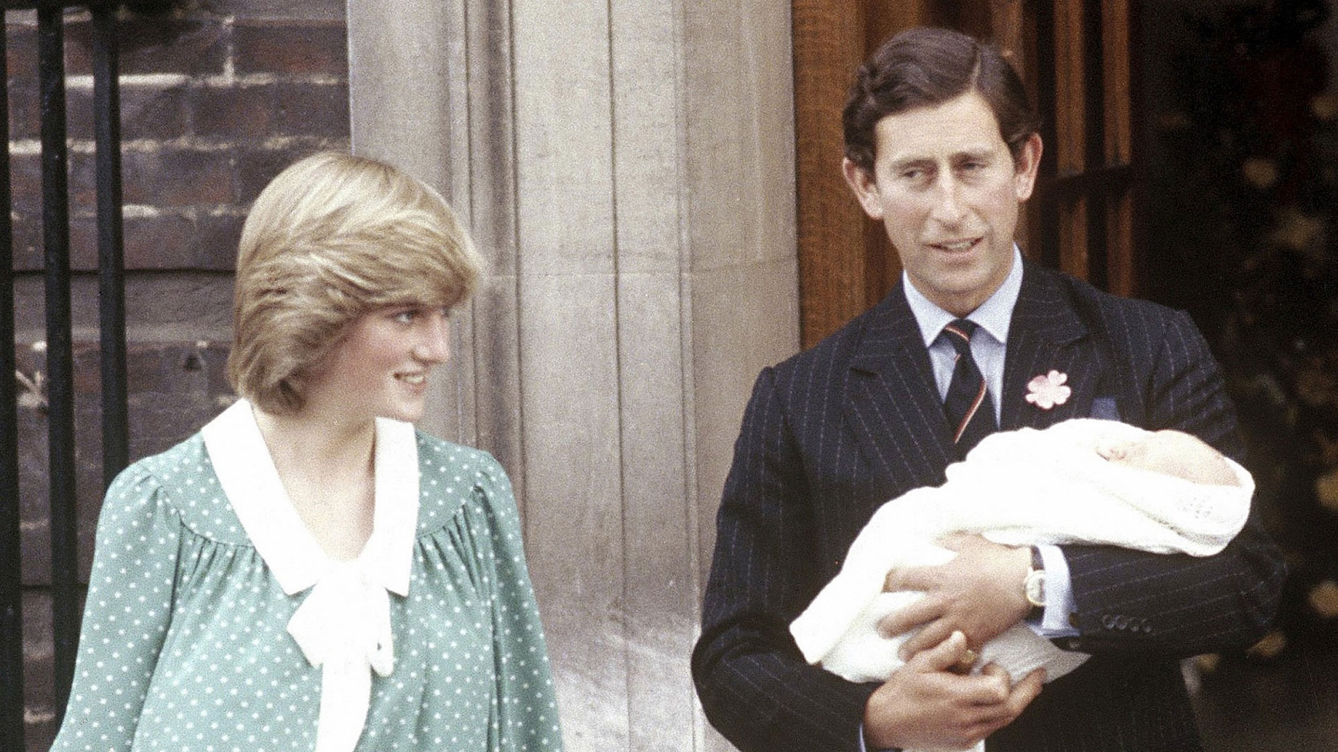 Carlos y Diana, junto al recién nacido príncipe William, el 22 de junio de 1982