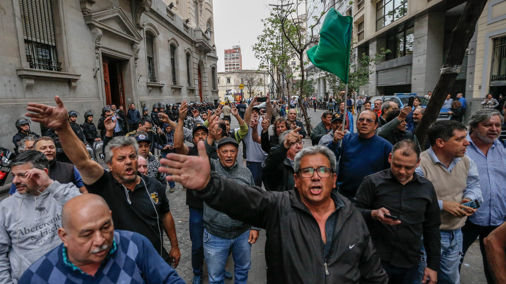 La convocatoria era a favor de Uber pero fue suspendida por la presencia de los taxistas