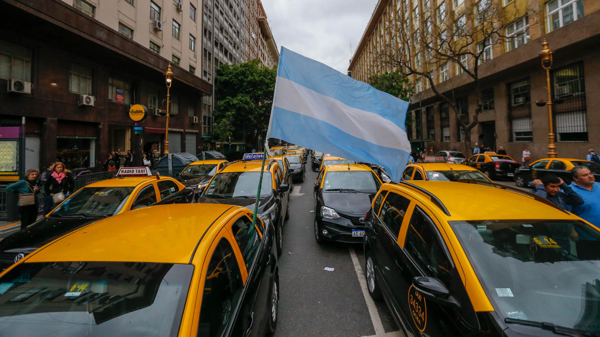 Este jueves los taxistas protestaron frente a la Legislatura porteña (Nicolás Aboaf)