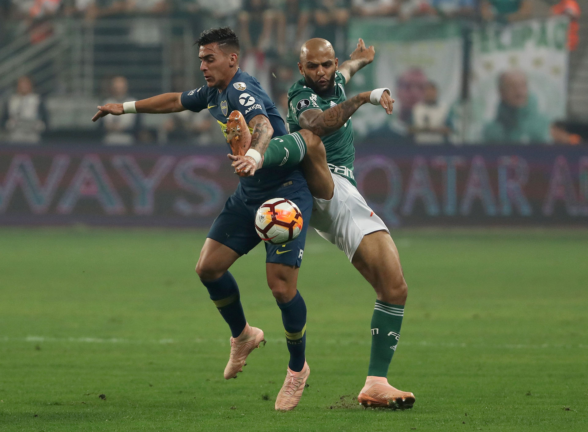 Melo marca con la pierna levantada ante Pavón