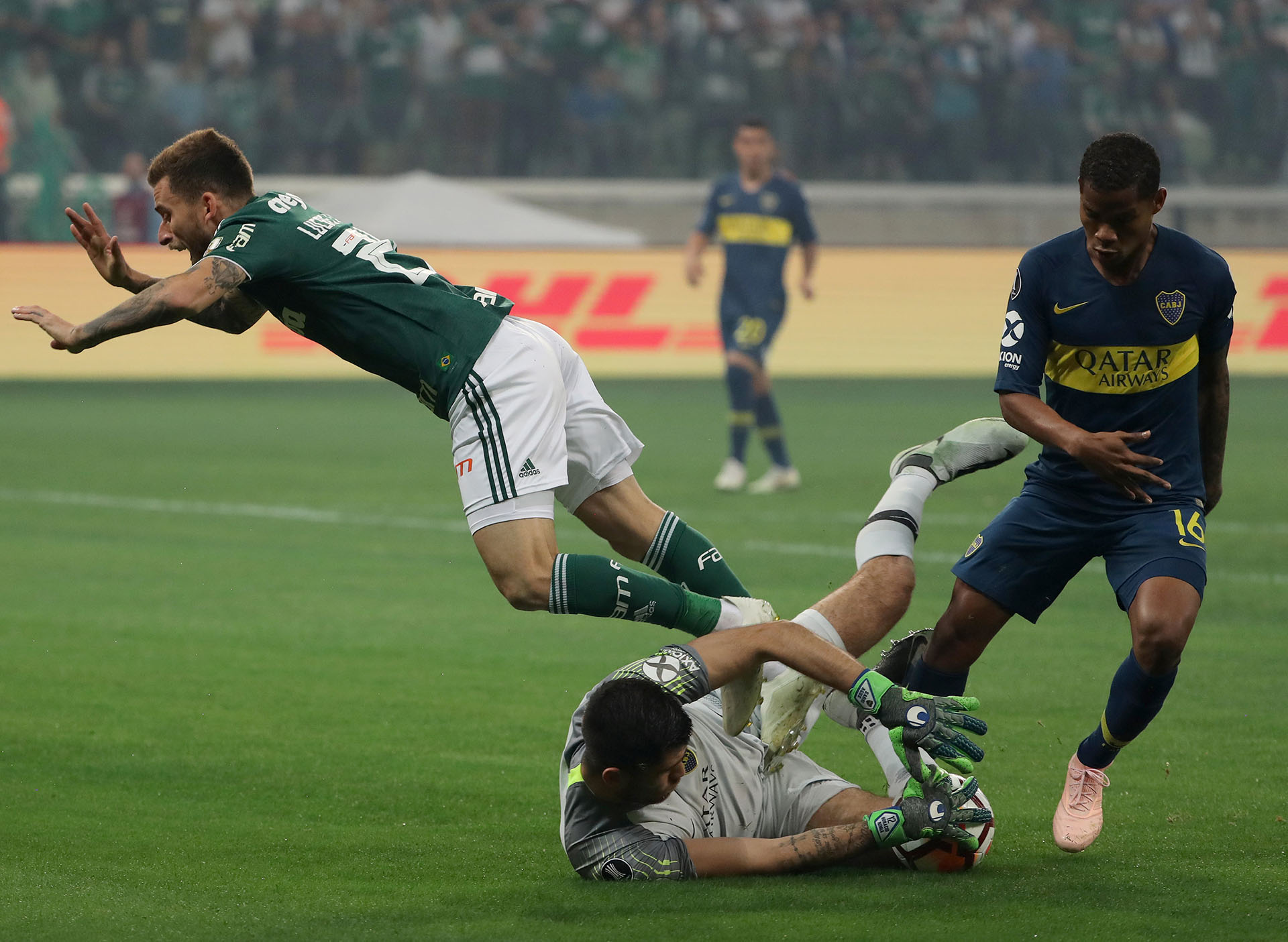 Agustín Rossi retiene con firmeza, mientras Barrios lo asiste