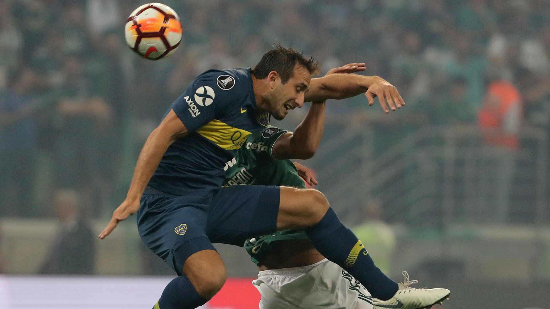 Izquierdoz busca de arriba: la especialidad del defensor