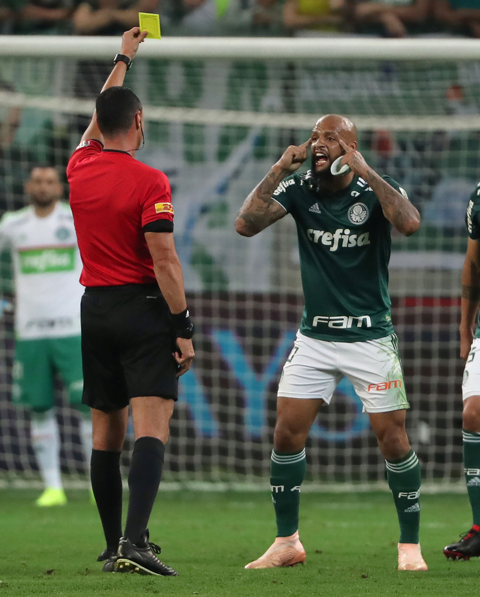 Fiel a su estilo, Felipe Melo protesta airadamente ante Wilmar Roldán
