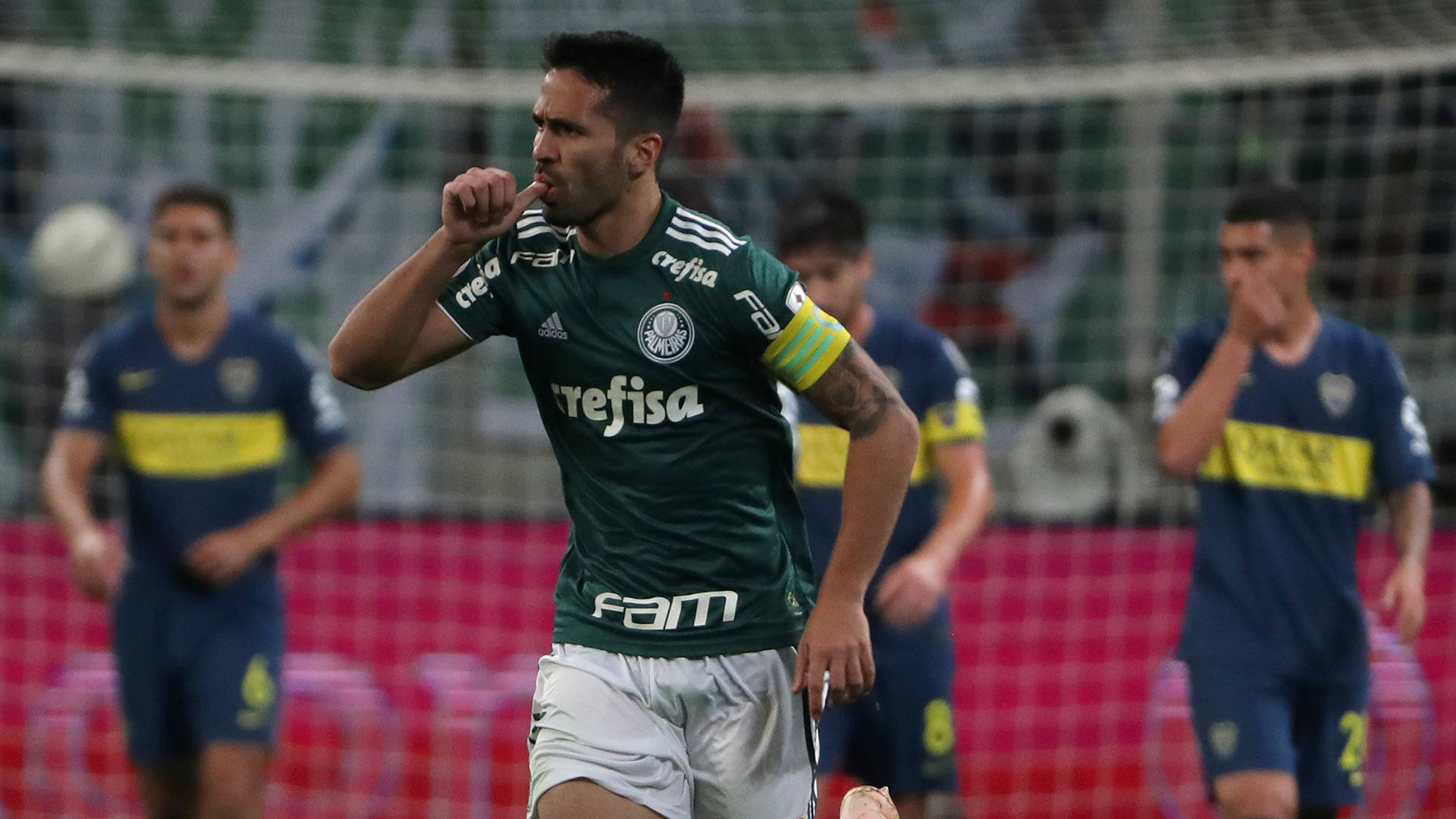 Luan celebra el 1-1 parcial, tras un remate que pasó entre las piernas de Rossi