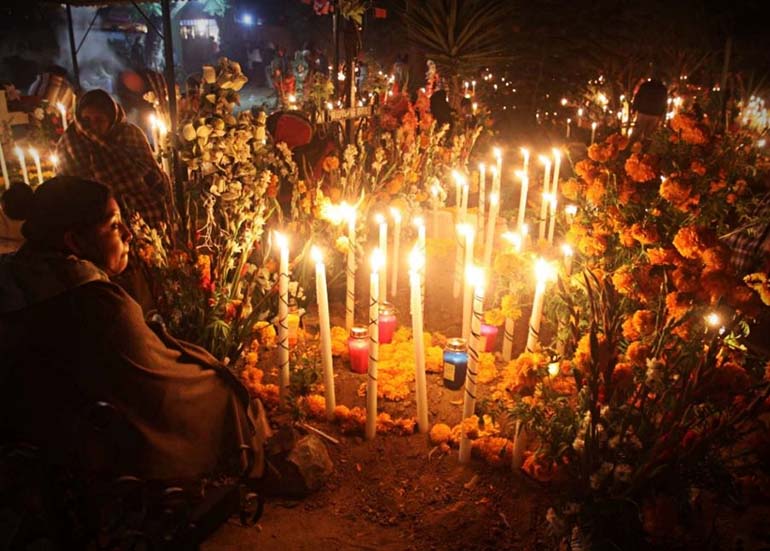 En Mixquic, el espectáculo de la “Alumbrada”, el cementerio es iluminado solo con la luz de las velas