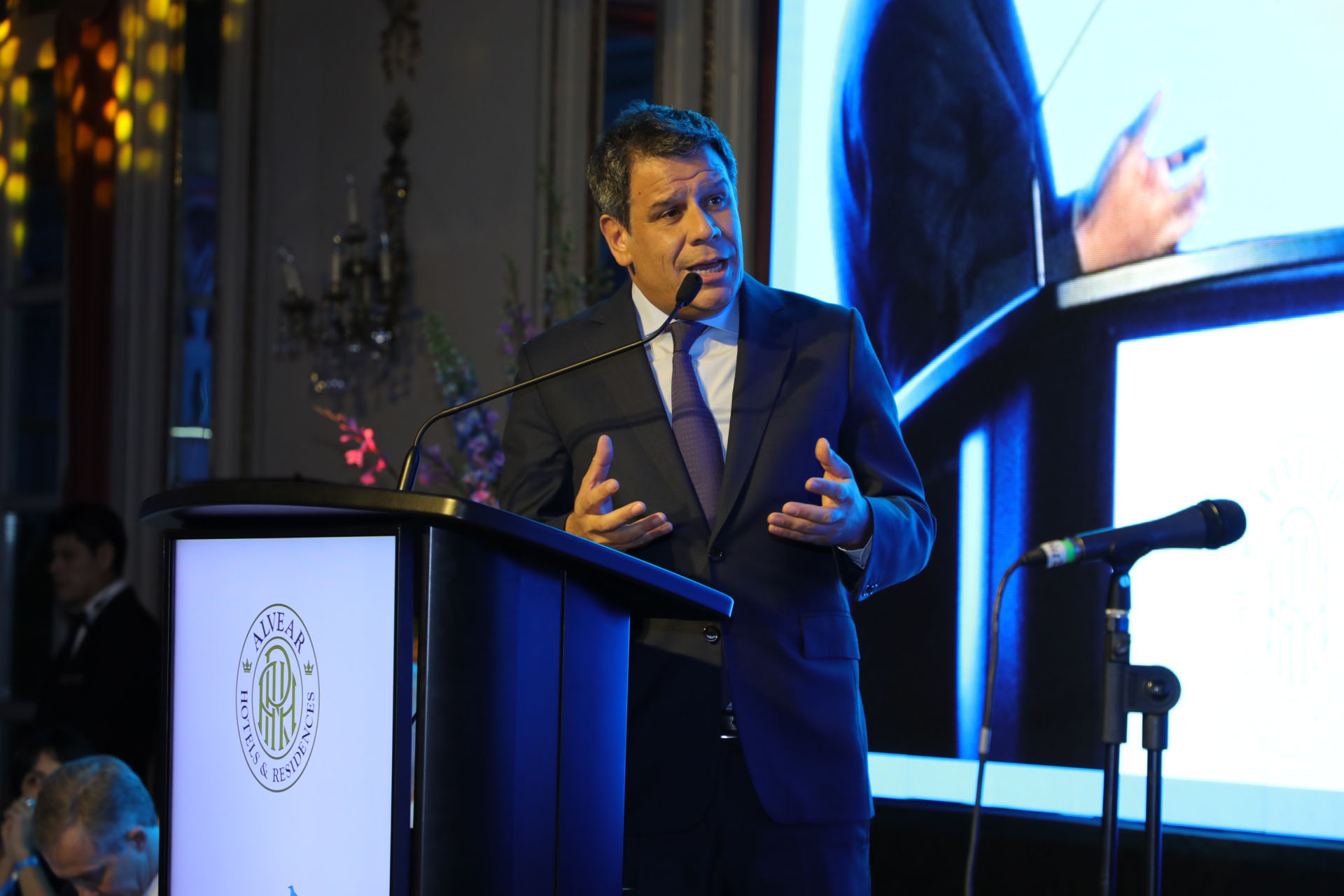 Facundo Manes brindó una charla sobre la importancia de la educación para el desarrollo de las sociedades. Durante su exposición, se mostró muy satisfecho por la iniciativa de la Fundación y destacó que todavía existe mucha pobreza en el país: un niño mal alimentado no puede aprender y, difícilmente, pueda progresar