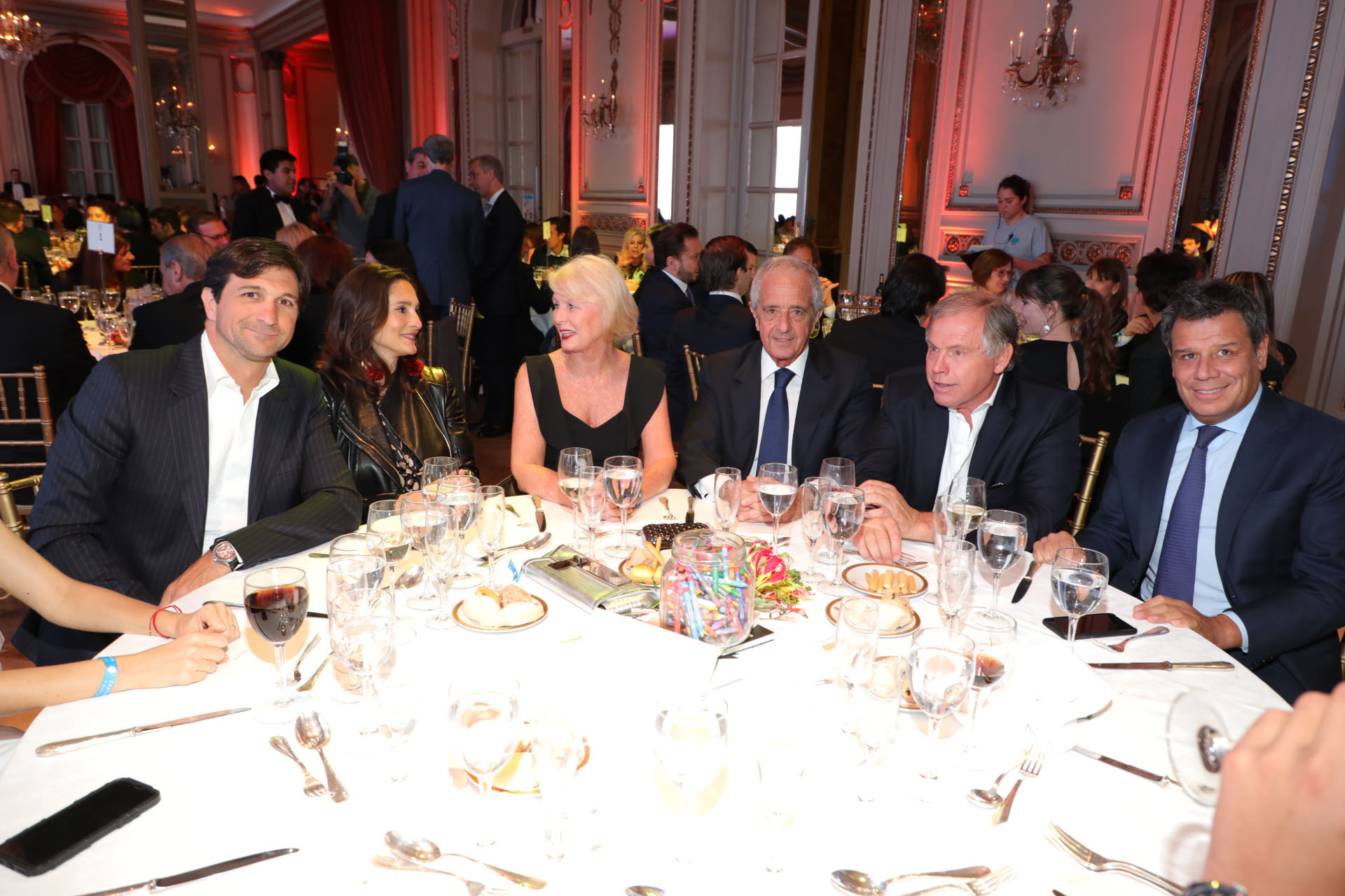 El presidente de la Asociación Argentina de Polo, Eduardo Novillo Astrada, y su mujer; Patricia y Rodolfo D’Onofrio; Gerardo Werthein y Facundo Manes en la mesa principal