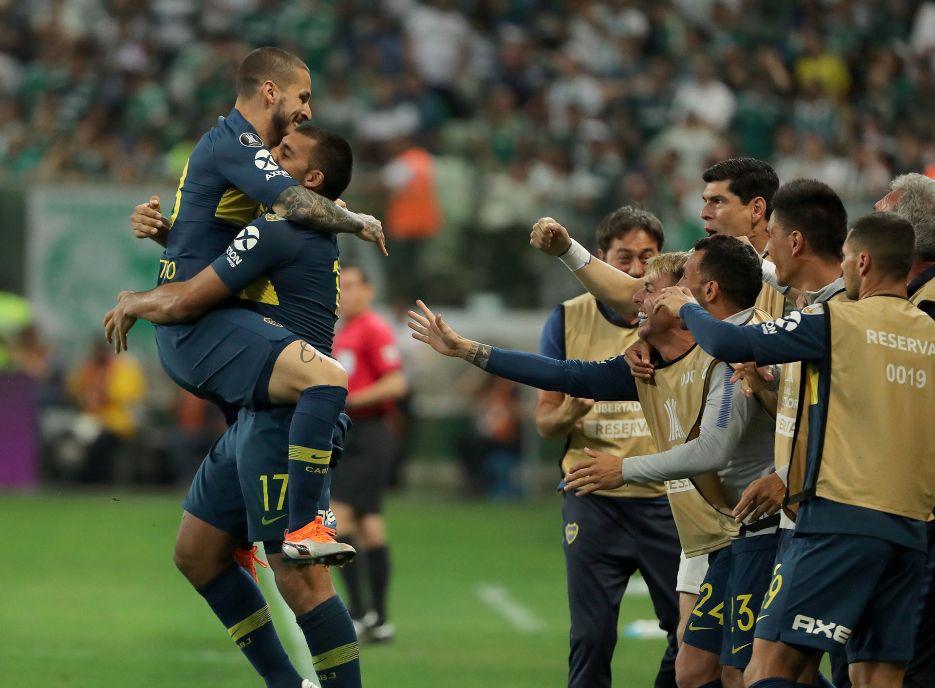 El abrazo de Benedetto con”Wanchope”. Felicidad pura en la ribera