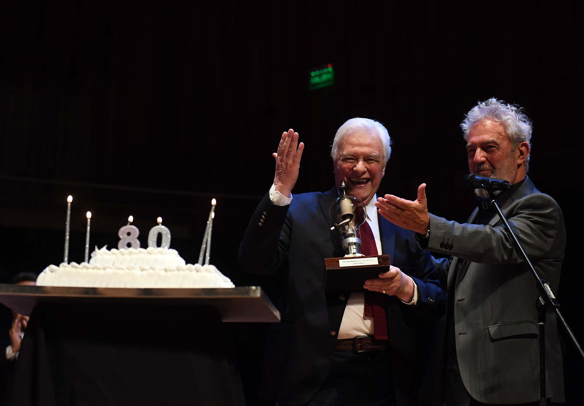 Acompañado por Lalo Mir, el conductor recibió un premio