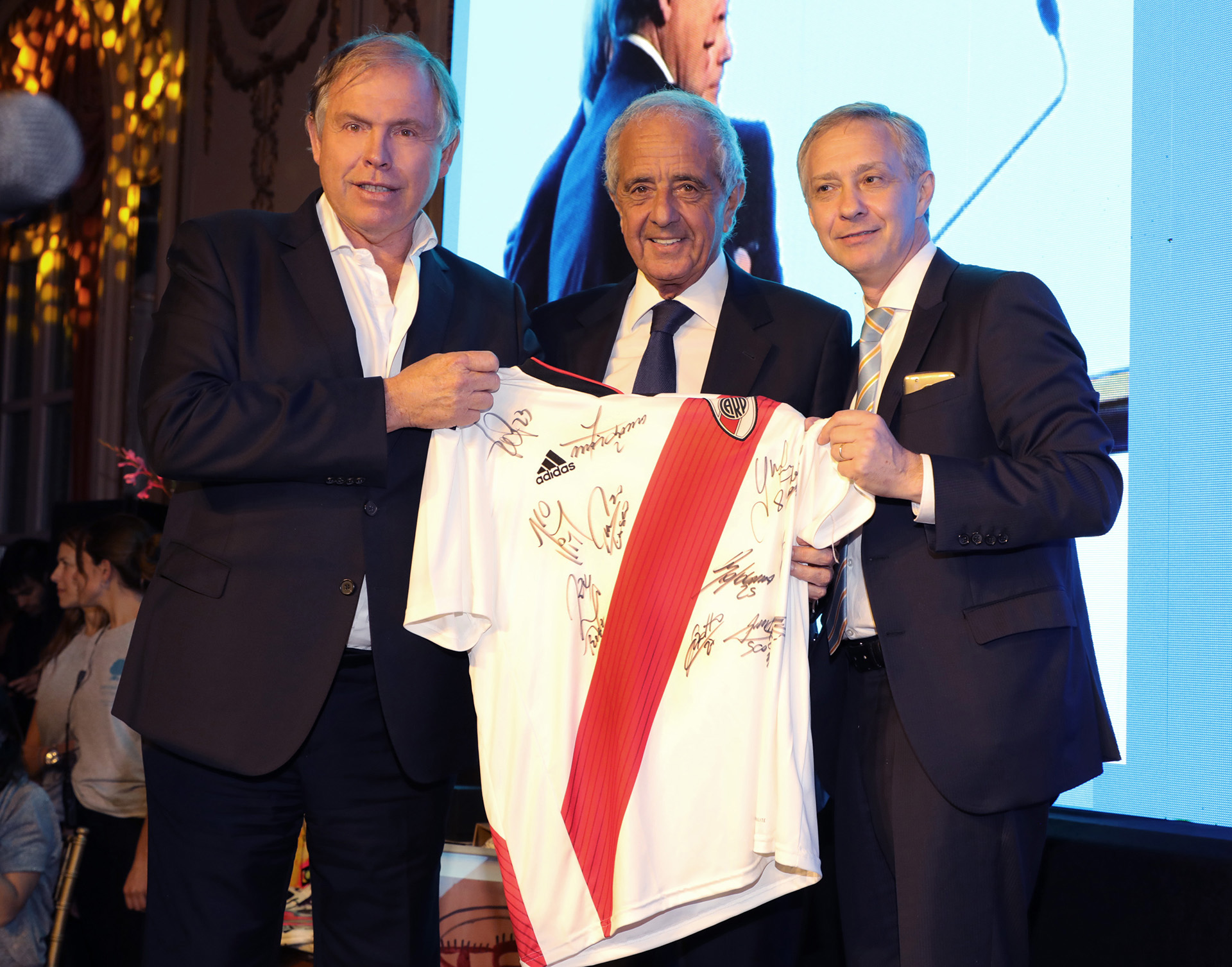 El empresario Gerardo Werthein, el presidente de River, Rodolfo D’Onofrio, y el agregado comercial de la embajada de Suiza, Alejandro Lentz durante la subasta solidaria. La camiseta y la pelota que donó el presidente de River estaban firmadas por todos los jugadores. El primer objeto se remató por 200 mil pesos y, mientras que el segundo, se subastó en 110 mil