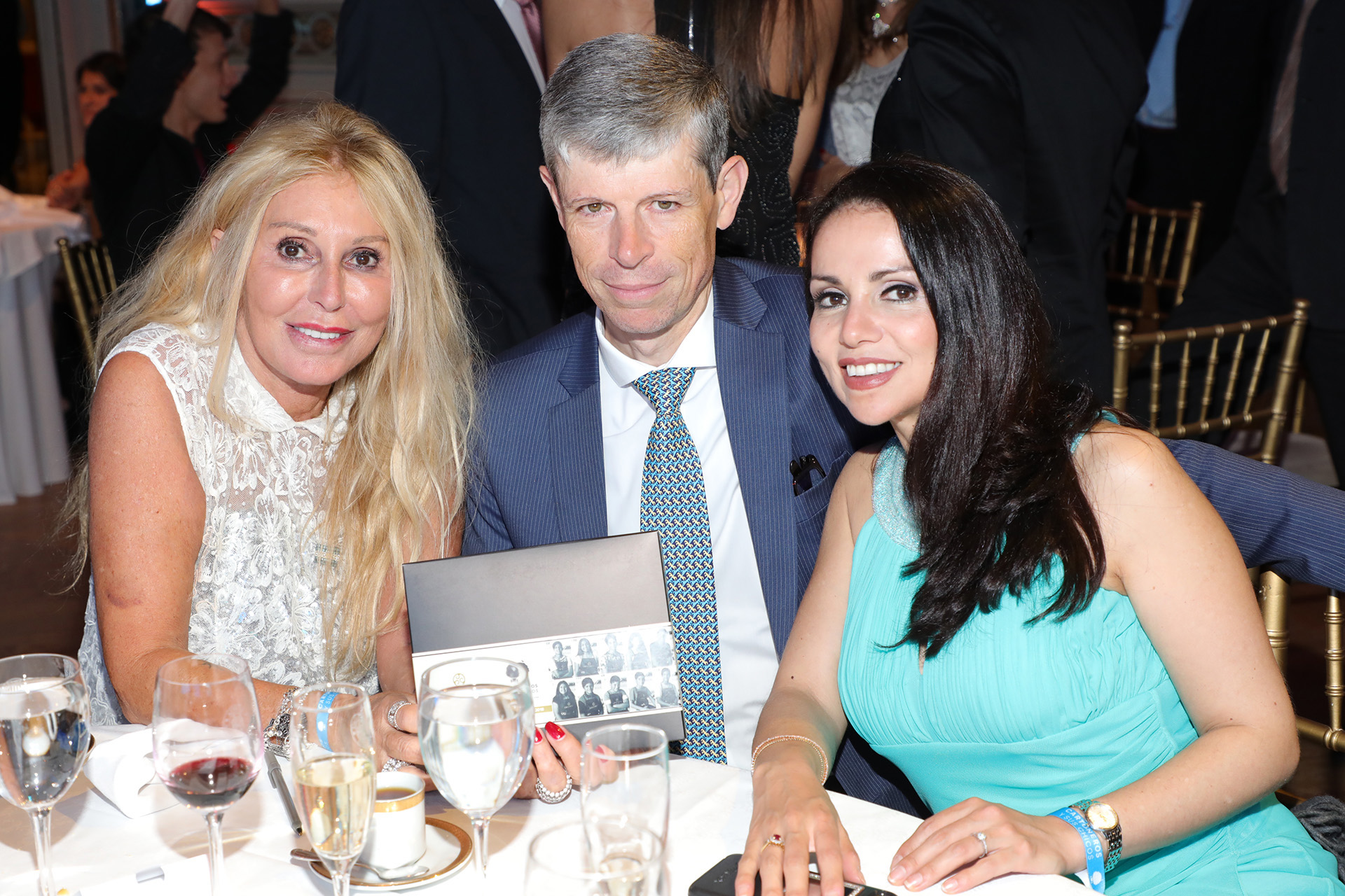 Renata Jacobs junto al embajador de Suiza en la Argentina, Heinrich Schellenberg, y su mujer Grisel Sandoval Schellenberg
