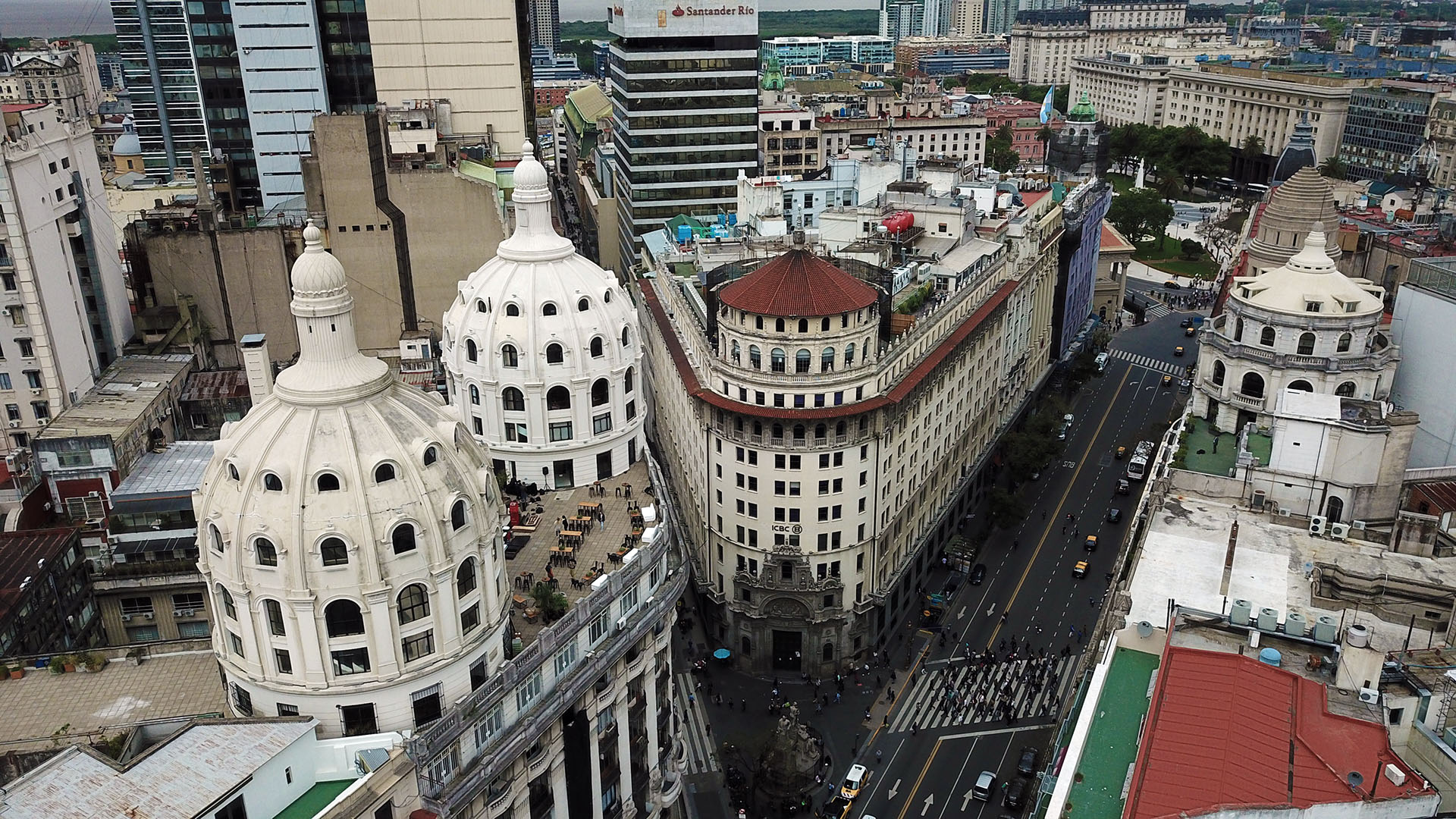 Detrás de las dos cúpulas hermanas, se vislumbra la del ex Banco de Boston, inaugurado en 1924 Hoy el edificio pertenece al banco chino ICBC (Lihue Althabe)