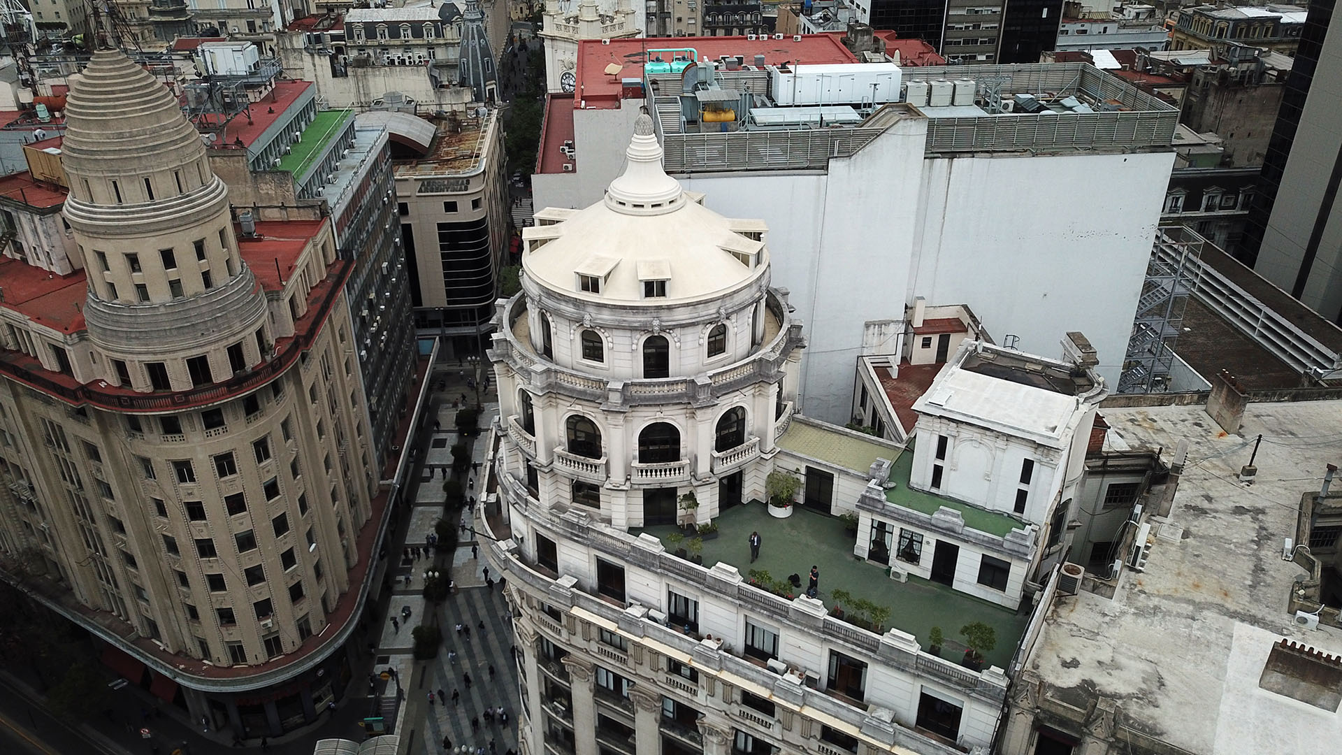 La cúpula ofrece una mirada 360º de la ciudad. Tiene cuatro pisos: dos destinados al uso de oficinas, uno es un salon de eventos múltiples en planta abierta y un cuarto nivel que aún está deshabilitado (Lihue Althabe)