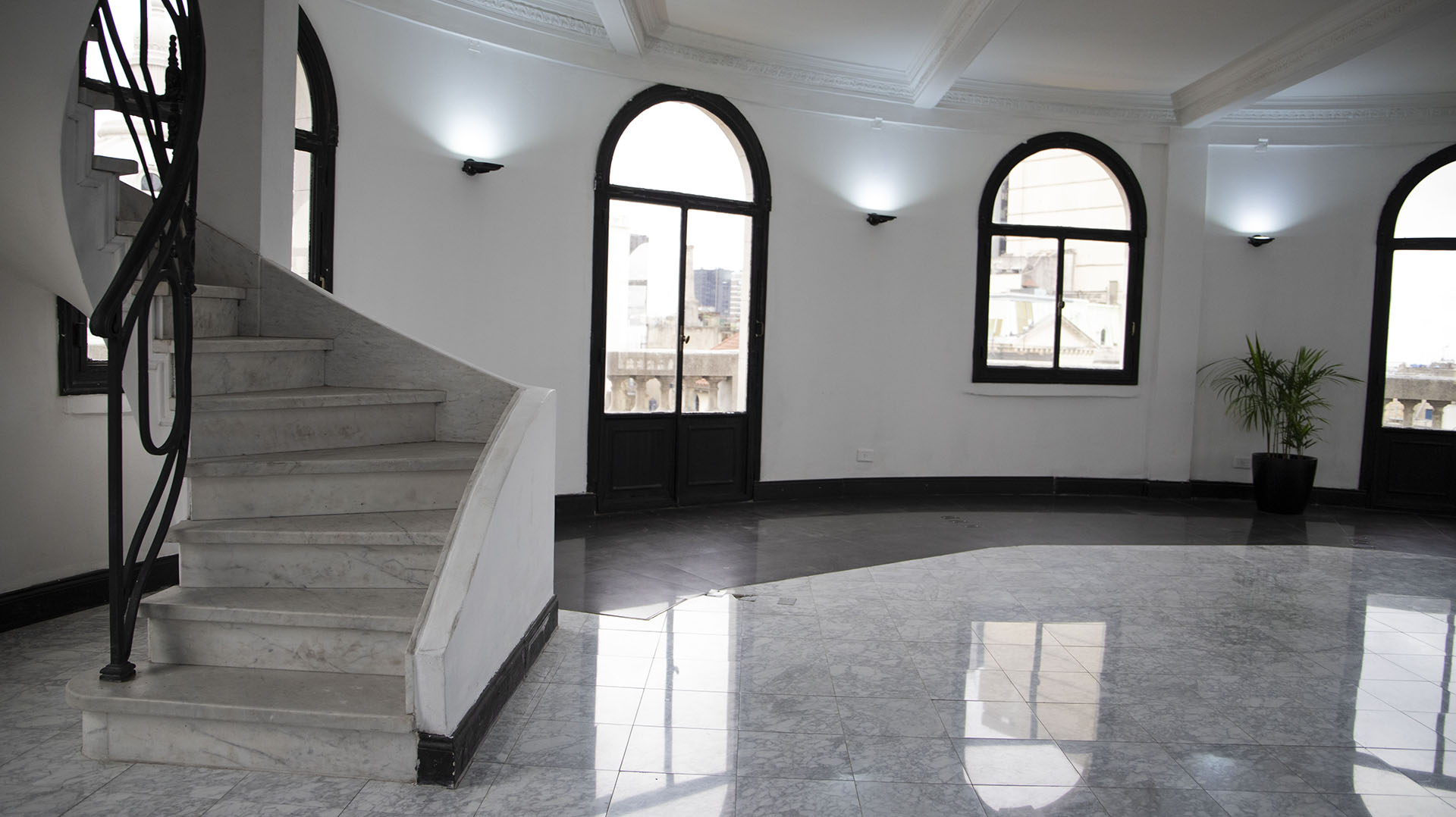 La cúpula del edificio Miguel Bencich por dentro. Es el tercer piso de la coronación, que se utiliza como un salón de eventos privados (Lihue Althabe)