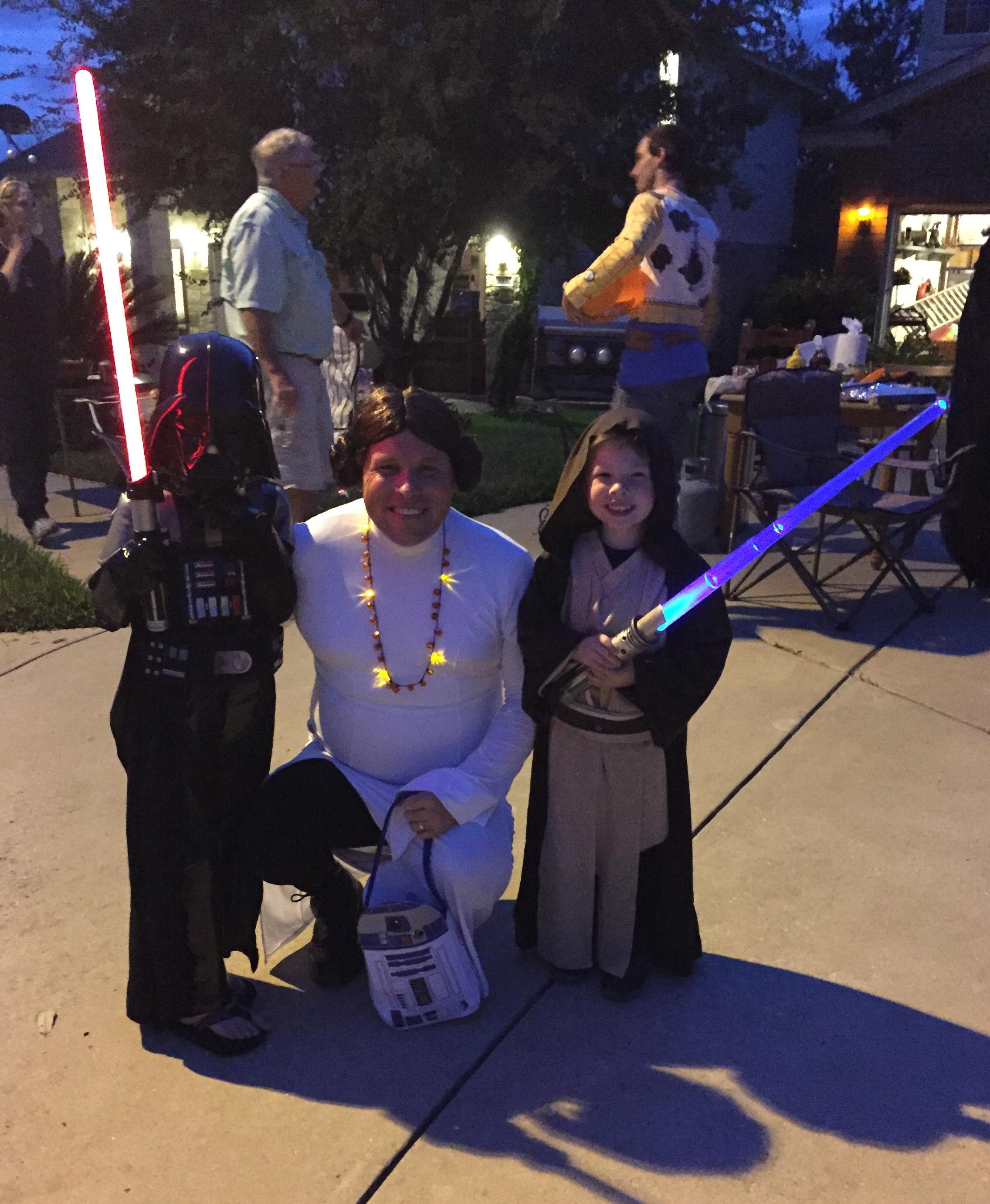La madre estuvo enferma y los pequeños querían estar con la Princesa Leia. Blue_ridge1 se puso el disfraz, con peinado incluido