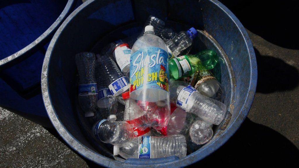 Organismos medioambientales advierten que para 2050 la cantidad de plástico superará a la de los peces (Rich Pedroncelli/AP 2016)