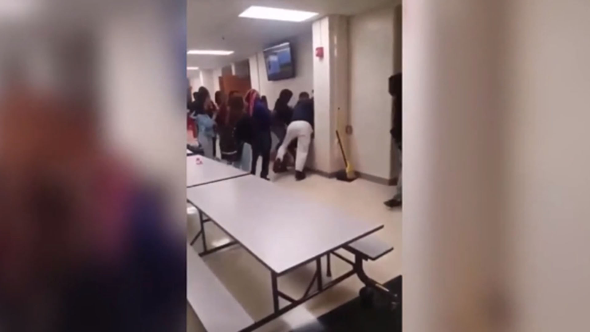 El subdirector fue acorralado y no pudo hacer nada para defenderse.