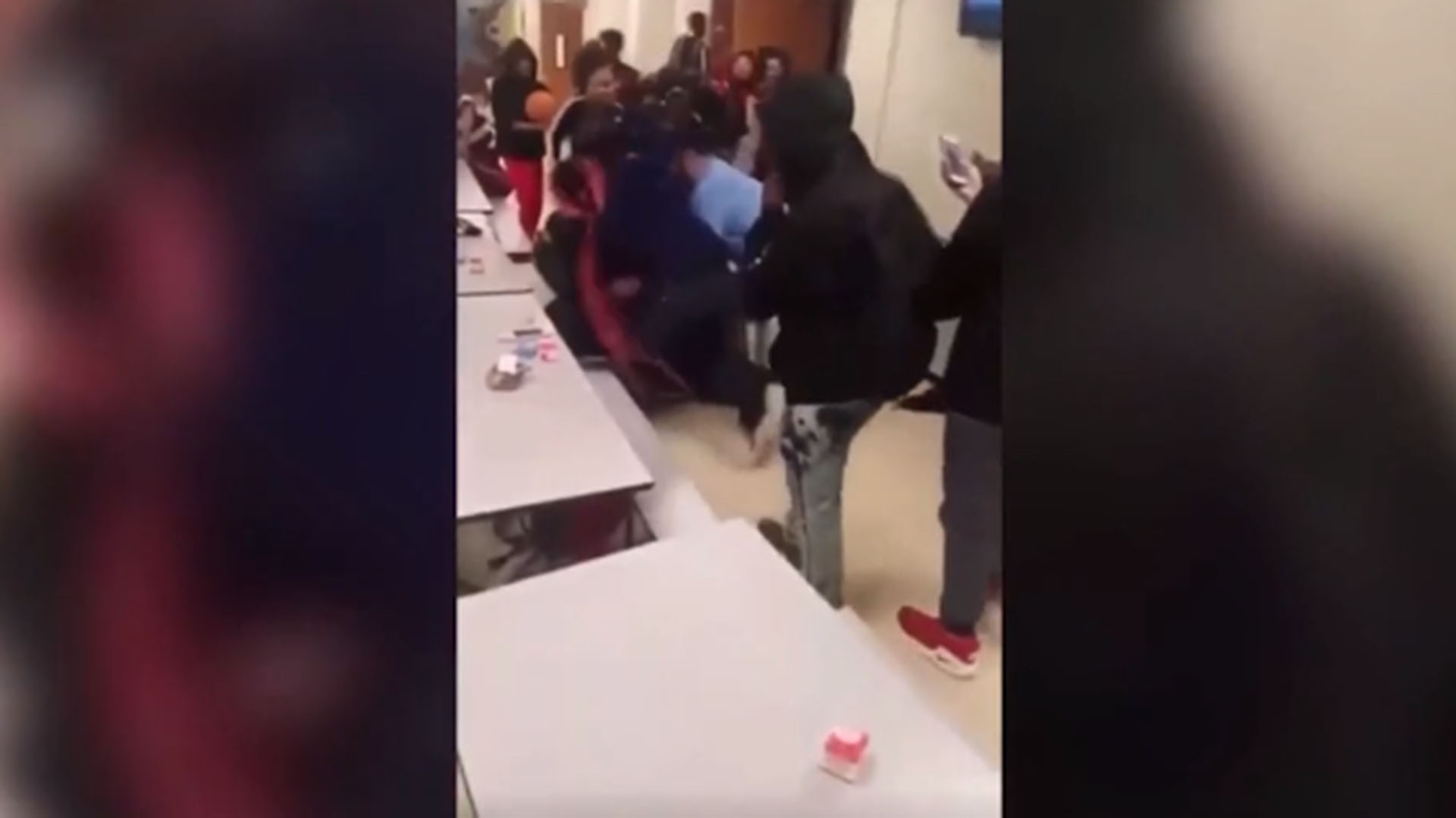 Una vez en el suelo, continuaron pateando al maestro hasta que llegaron autoridades escolares.