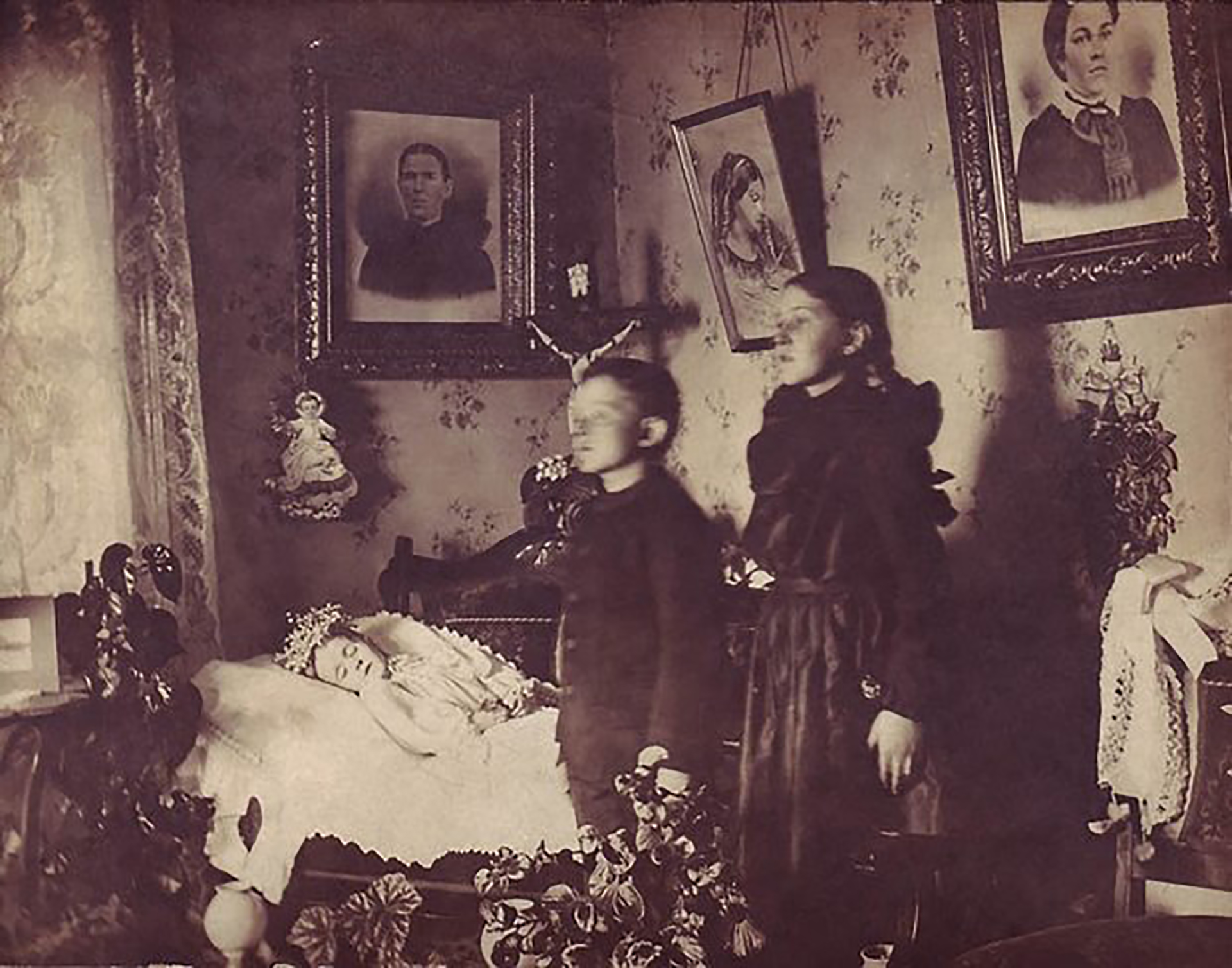 Los hermanitos de la niña fallecida no pudieron mantenerse inmóviles el tiempo necesario y están borrosos en la fotografía