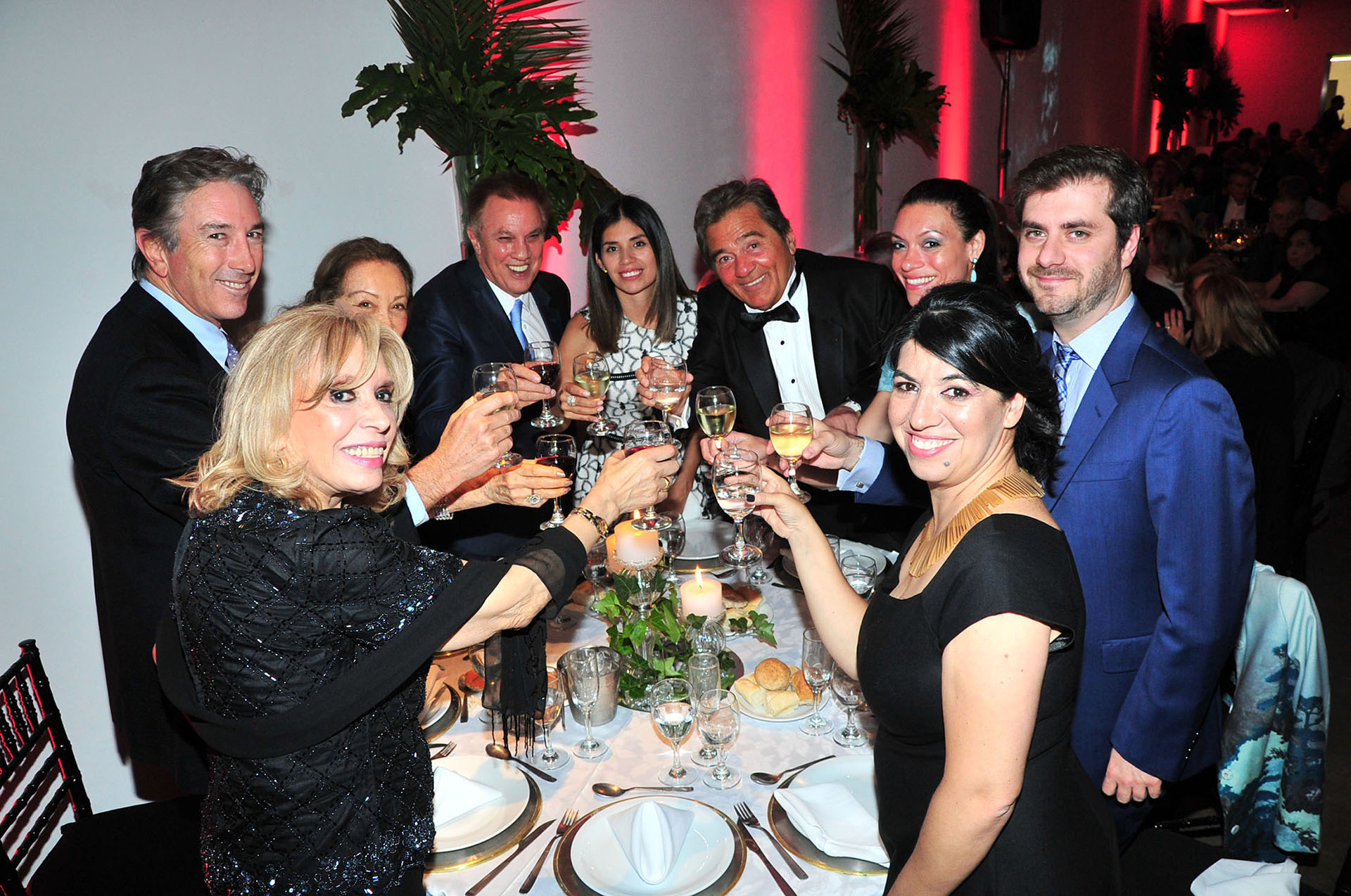 El brindis en la mesa principal entre los integrantes de la familia Roemmers, Lido González Noguera y las autoridades del Museo Eduardo Sívori