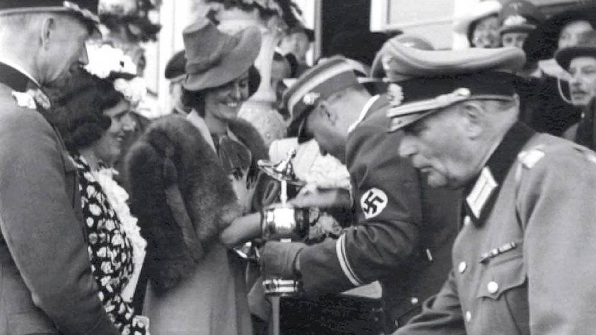 Margit Batthyány-Thyssen recibe un trofeo de manos de un jerarca nazi en la Hípica de Viena en 1942