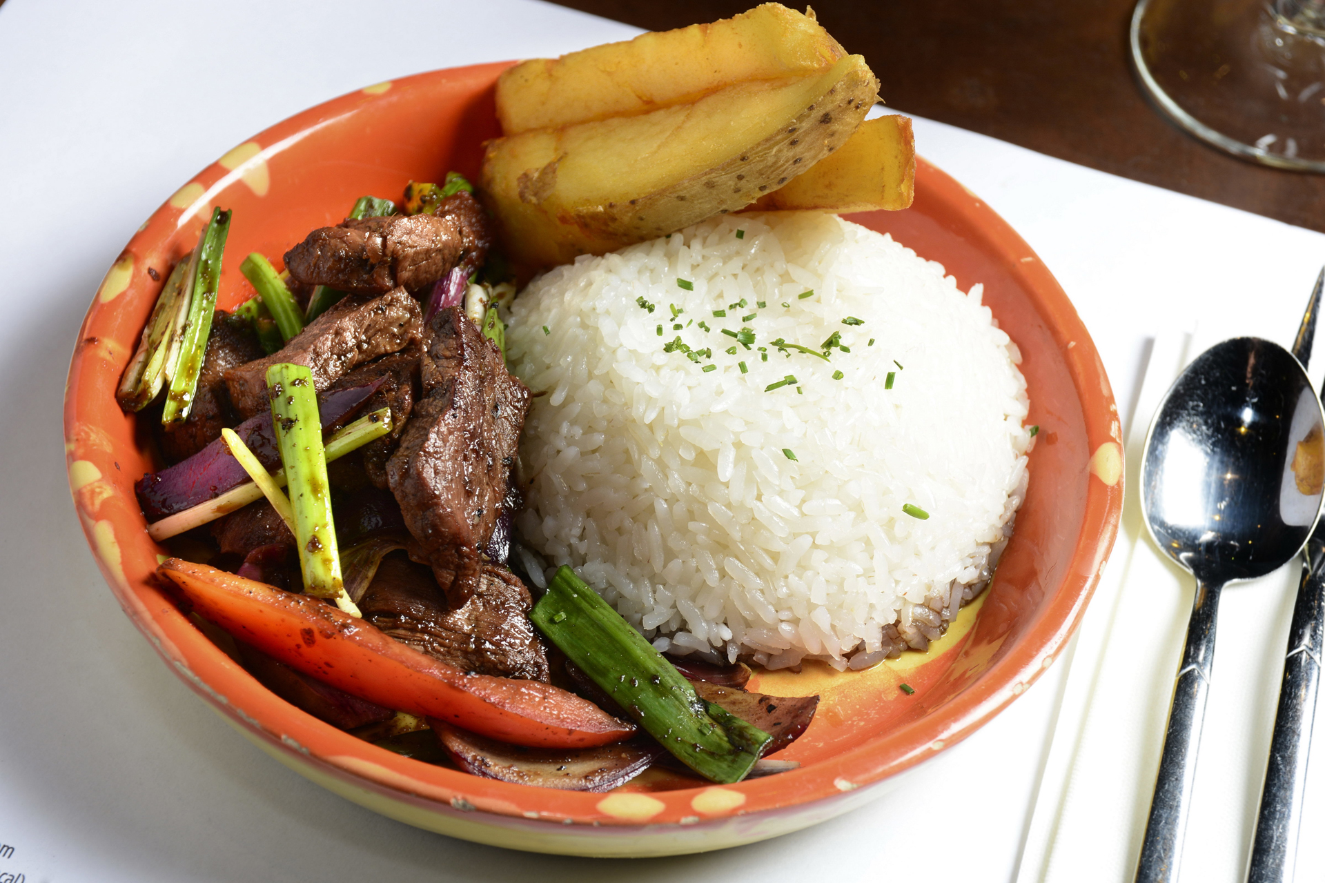 Arroz, papas y lomo, un plato que sirven en la cocina de La Causa Nikkei