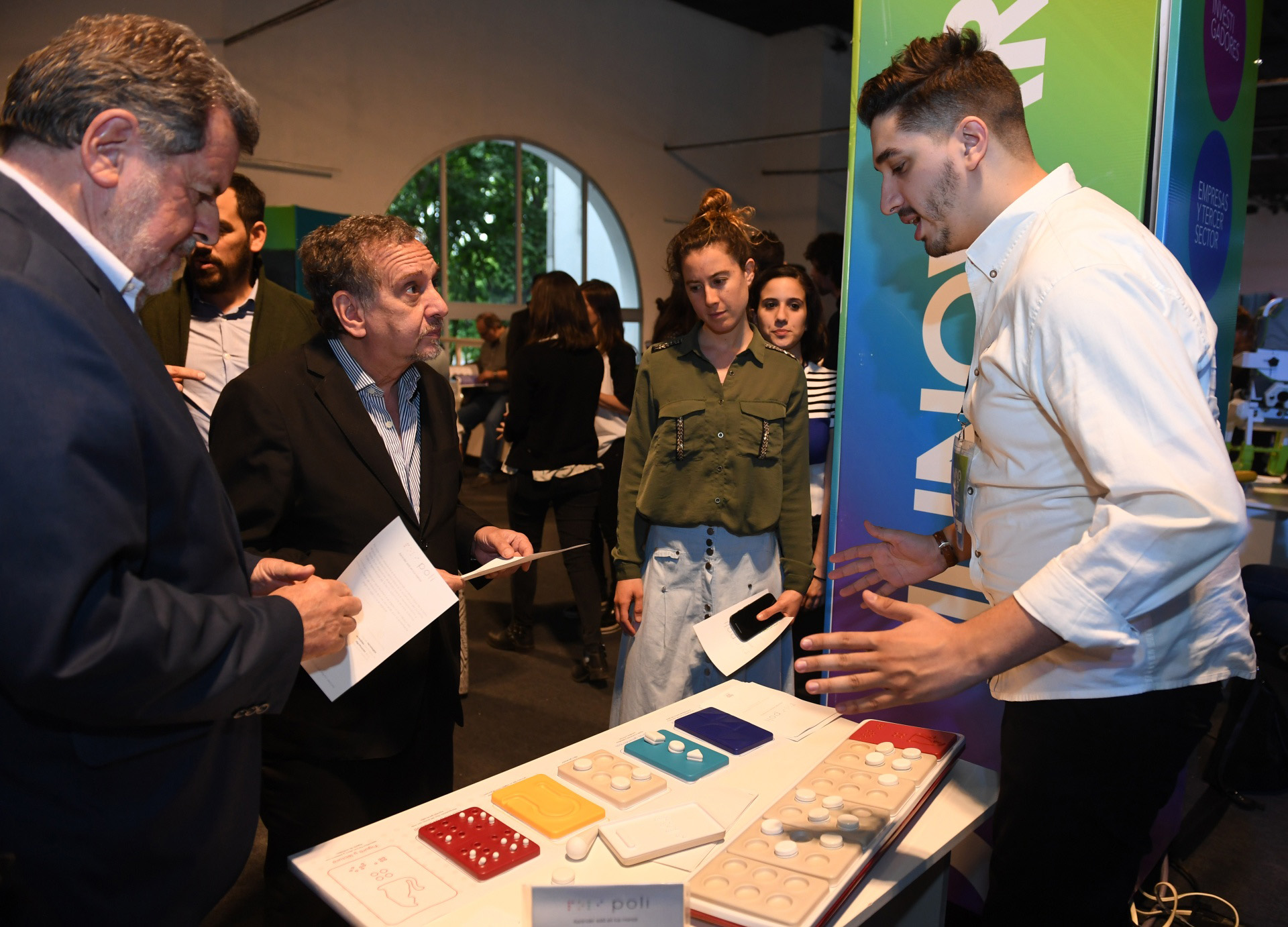 Lino Baraño recorrió los stands de la feria Innovar