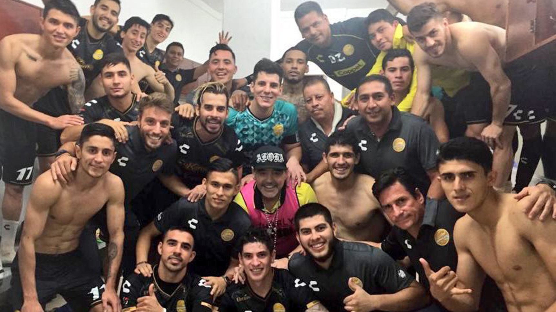 Diego Maradona y el plantel de Dorados (@GasparServio37)