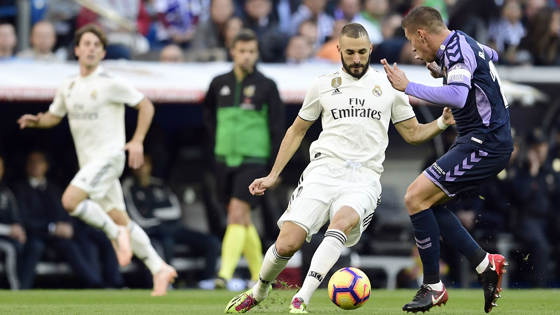 Real Madrid’s French forward Karim Benzema (L) vies with Real Valladolid’s Spanish midfielder Ruben Alcaraz during the Spanish league football match between Real Madrid CF and Real Valladolid FC at the Santiago Bernabeu stadium in Madrid on November 3, 2018. (Photo by JAVIER SORIANO / AFP)