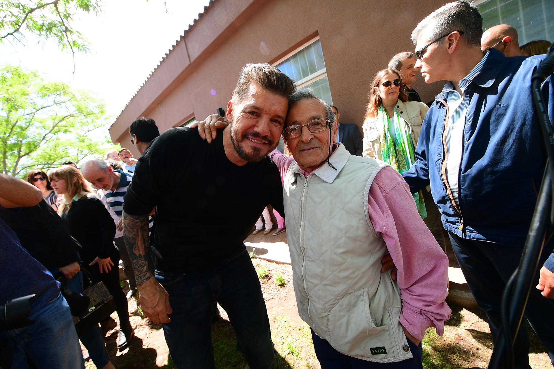 Marcelo Tinelli se sacó fotos con la gente de Bolívar