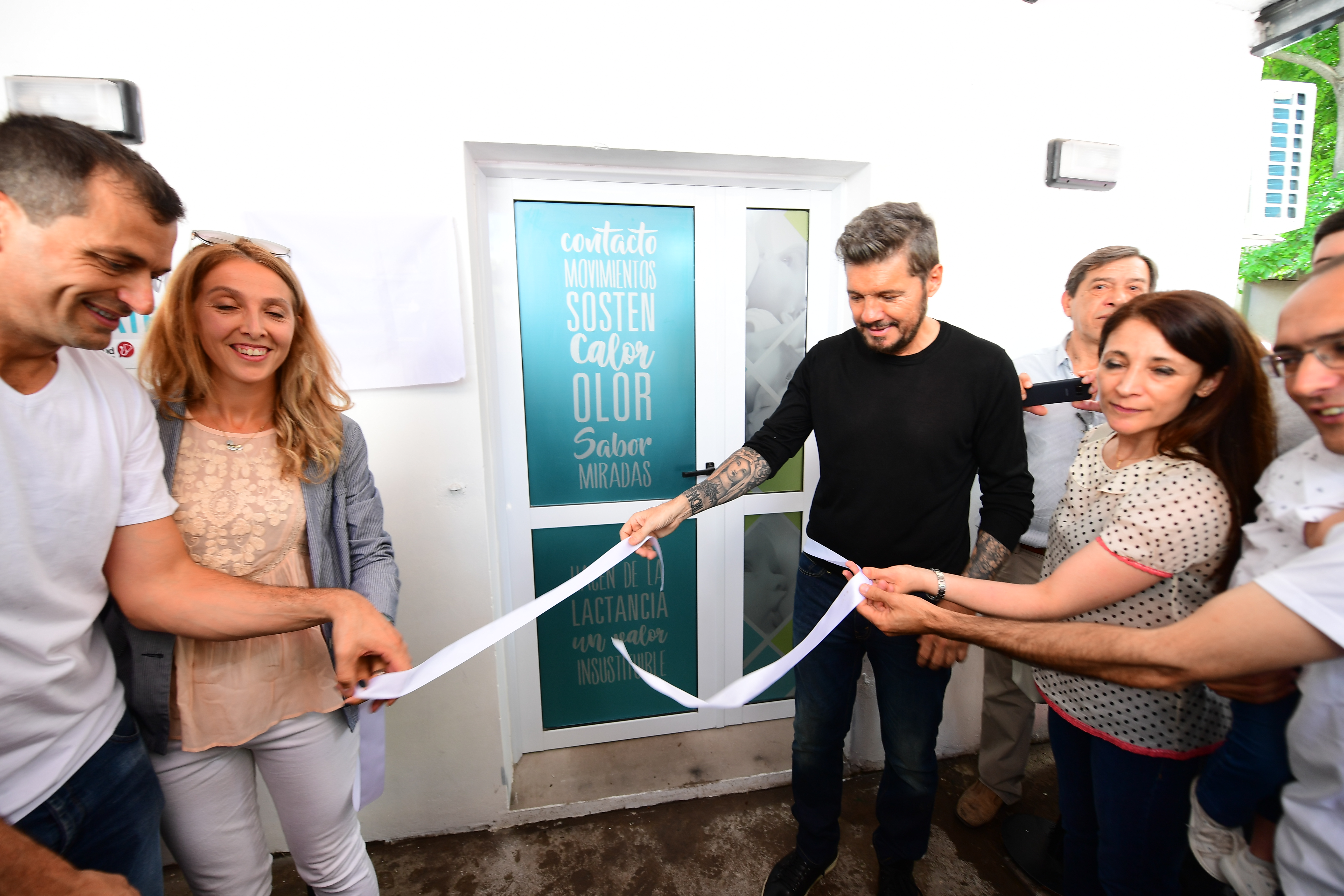 El corte de cinta dentro del Edificio de Salud Mental de Bolívar (Crédito LaFlia / Negro Luengo)