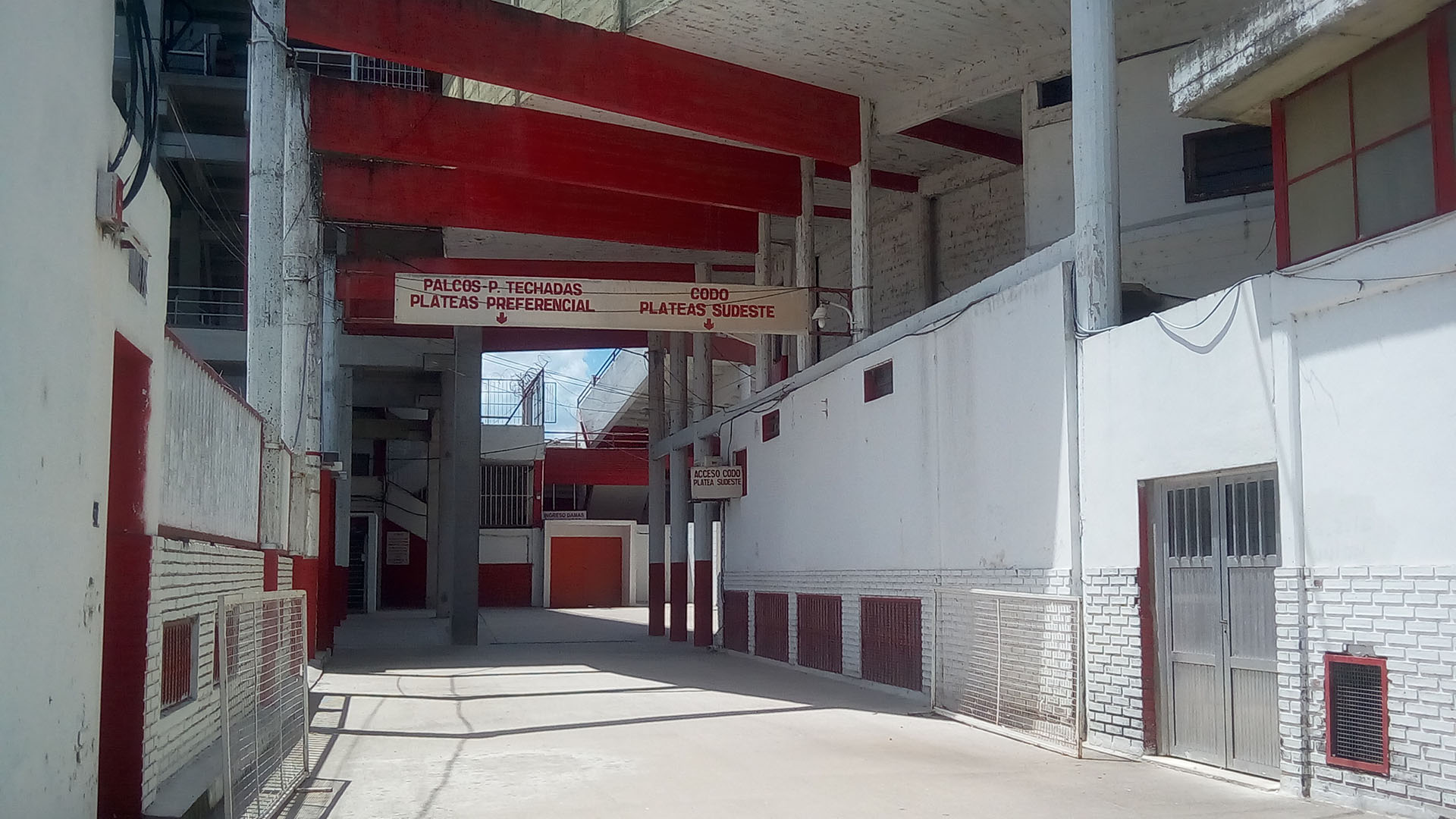 El grupo estaba en el playón que se encuentra entre el estadio cerrado y la sede (Wikipedia)