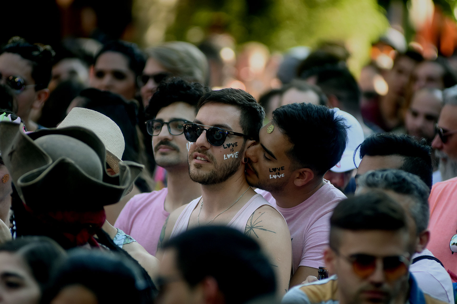 Besos y abrazos entre las parejas del público como otra forma de celebrar con orgullo la diversidad