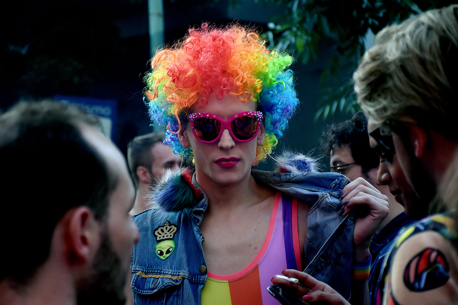 Muchos de los asistentes estaban lookeados y vestidos con los colores de la bandera LGBTIQ