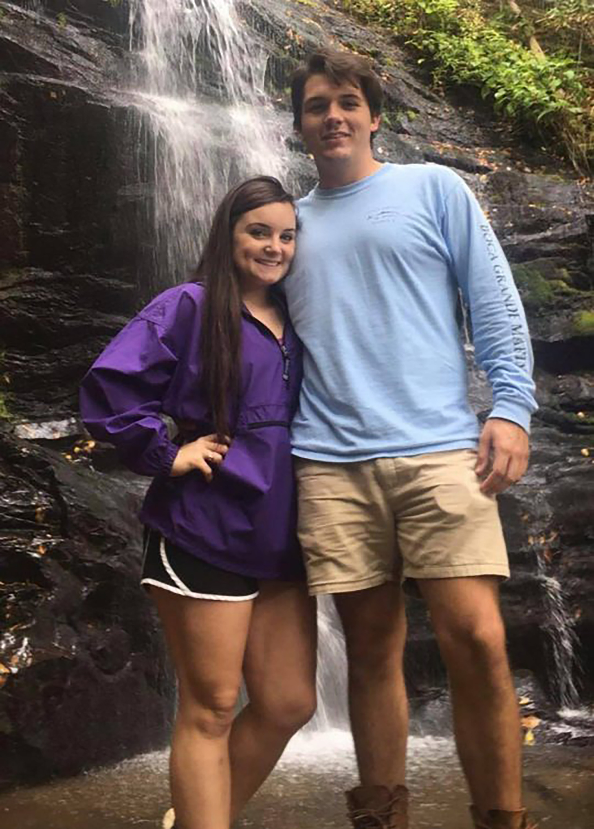 Kayla Hayes y Seth Aaron Fleury en una excursión antes de la agresión (Foto: especial)