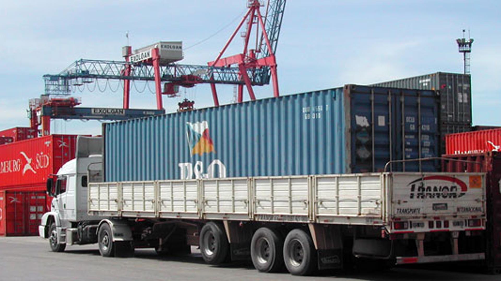 El dólar y las subas del combustible jaquean al transporte de carga, quienes reclamaron medidas al gobierno.