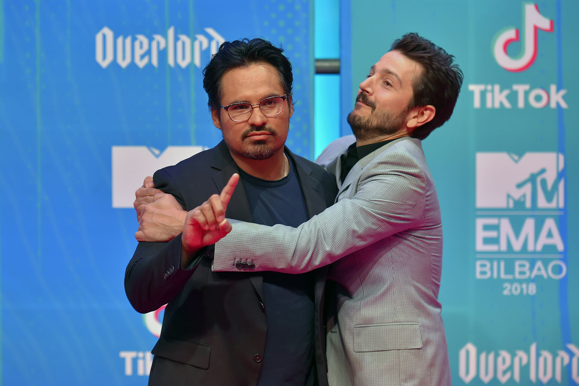Los actores Diego Luna y Michael Pena posaron divertidos para los paparazzi