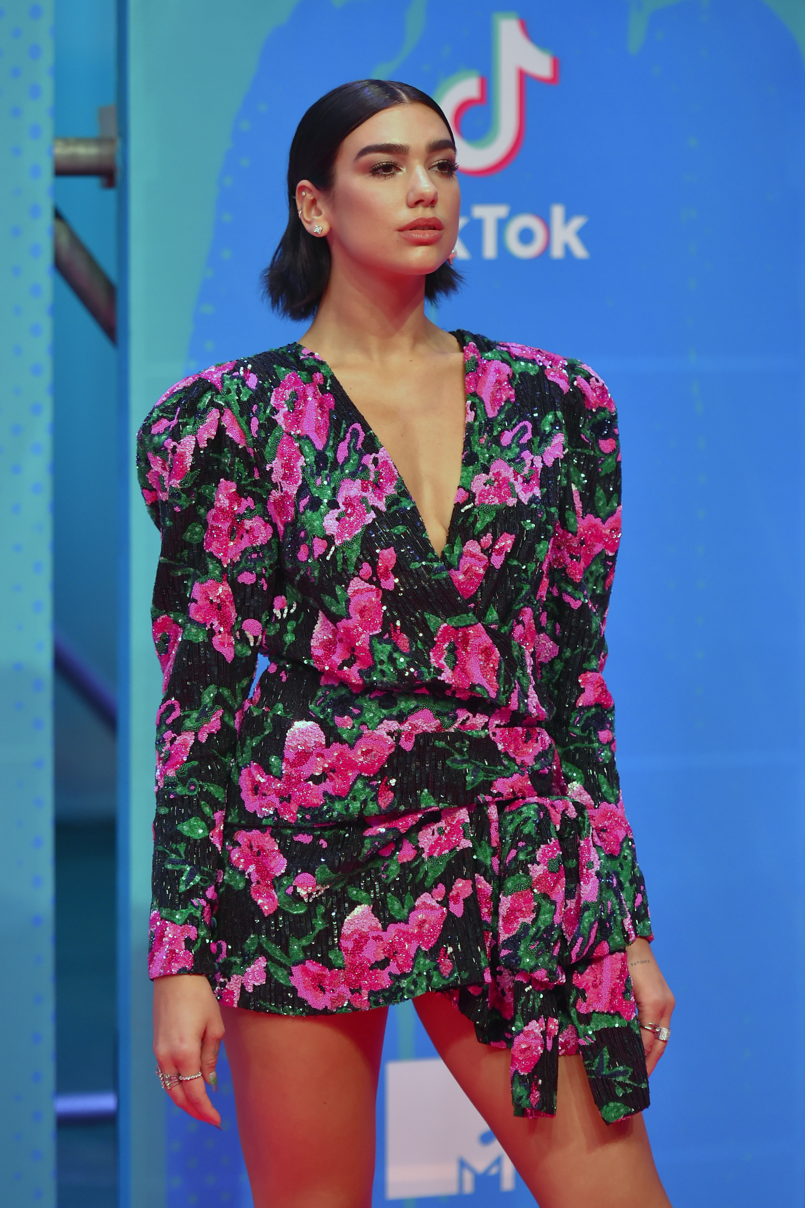 Dua Lipa posa en la alfombra roja de los MTV Europe Music Awards en Bilbao, España