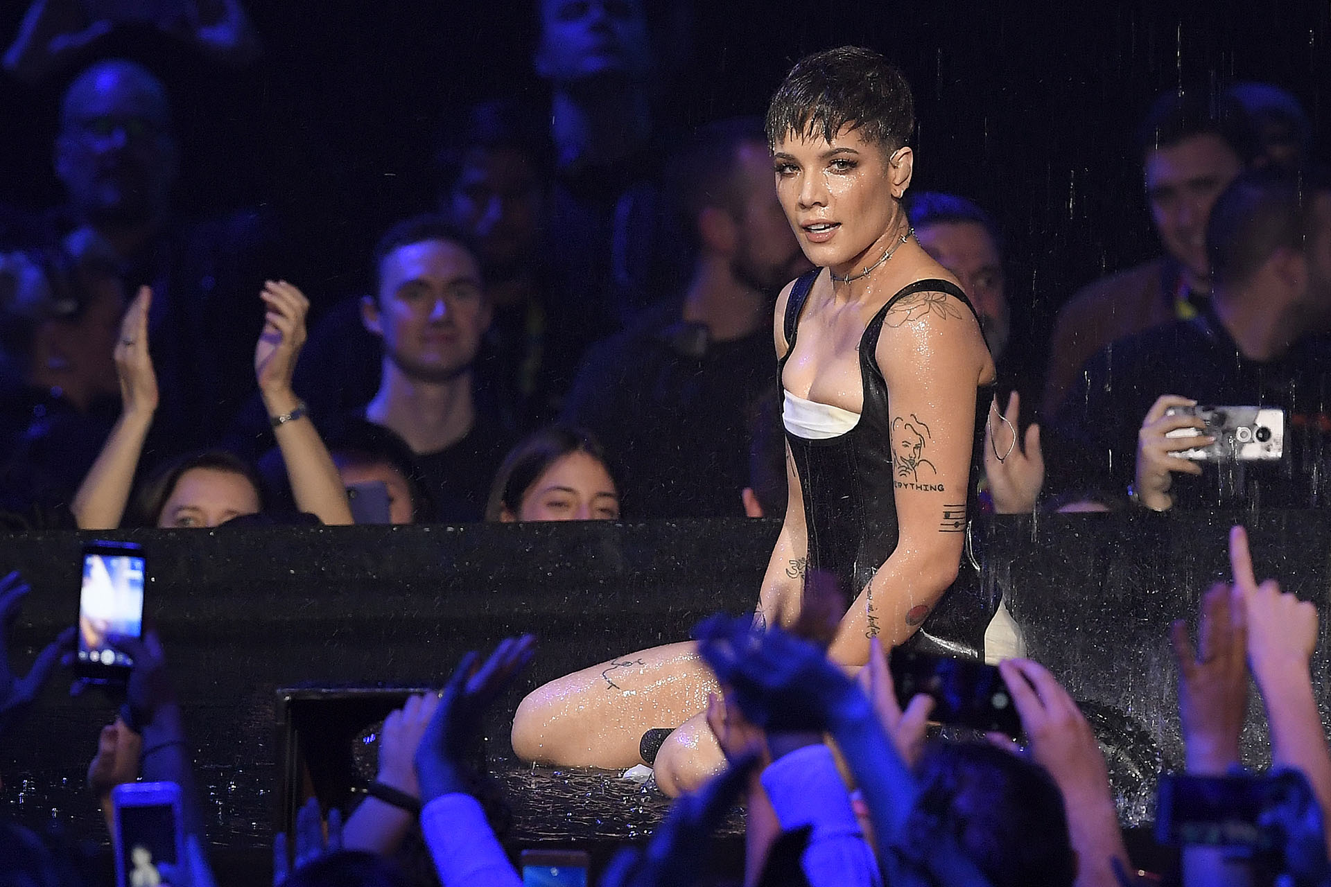La estrella estadounidense Halsey durante su performance en los MTV Europe Music Awards