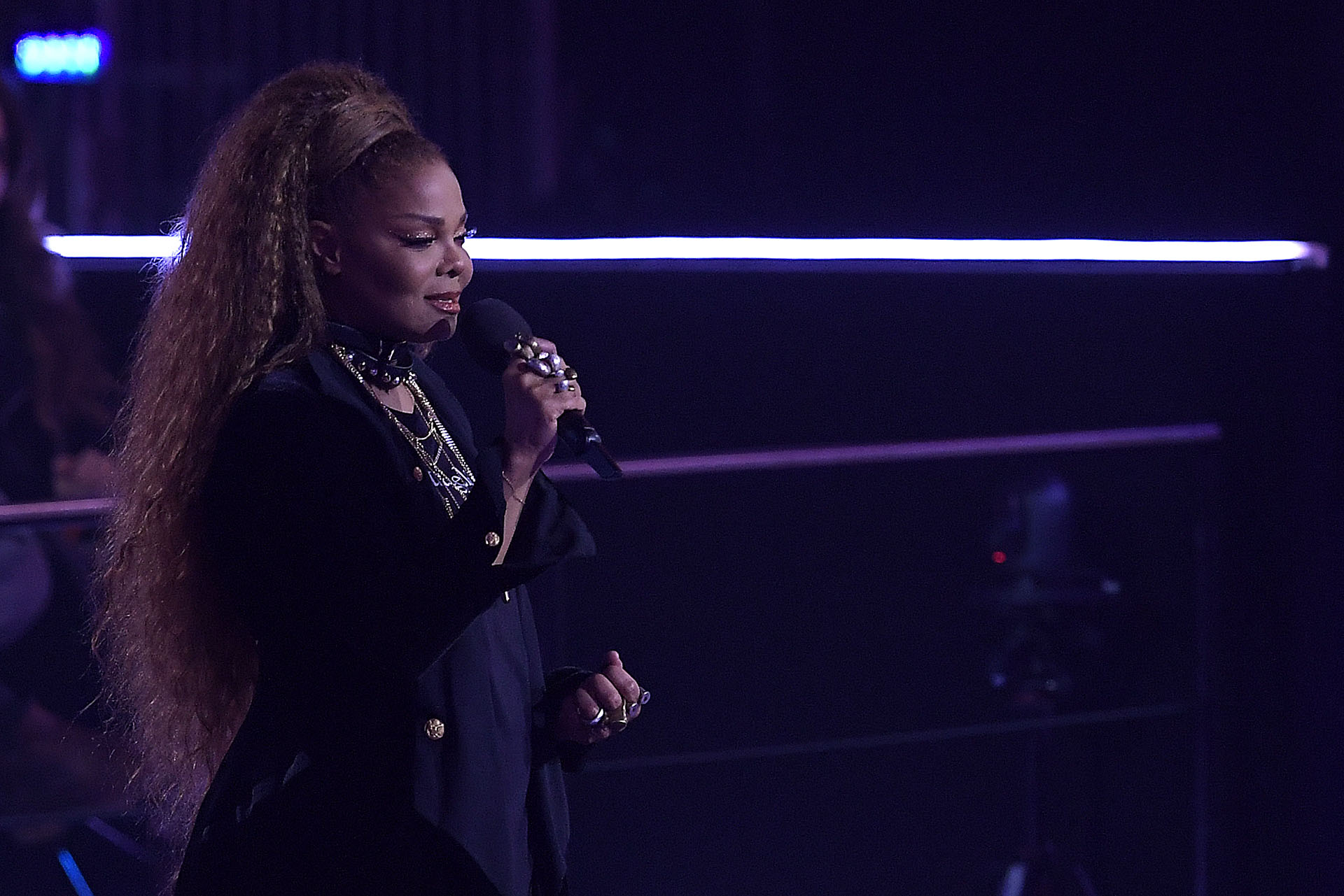 Janet Jackson recibió el premio Global Icon y pronunció un emotivo discurso para apoyar a las mujeres que han sido “amordazadas y maltratadas” y promovió la igualdad de género