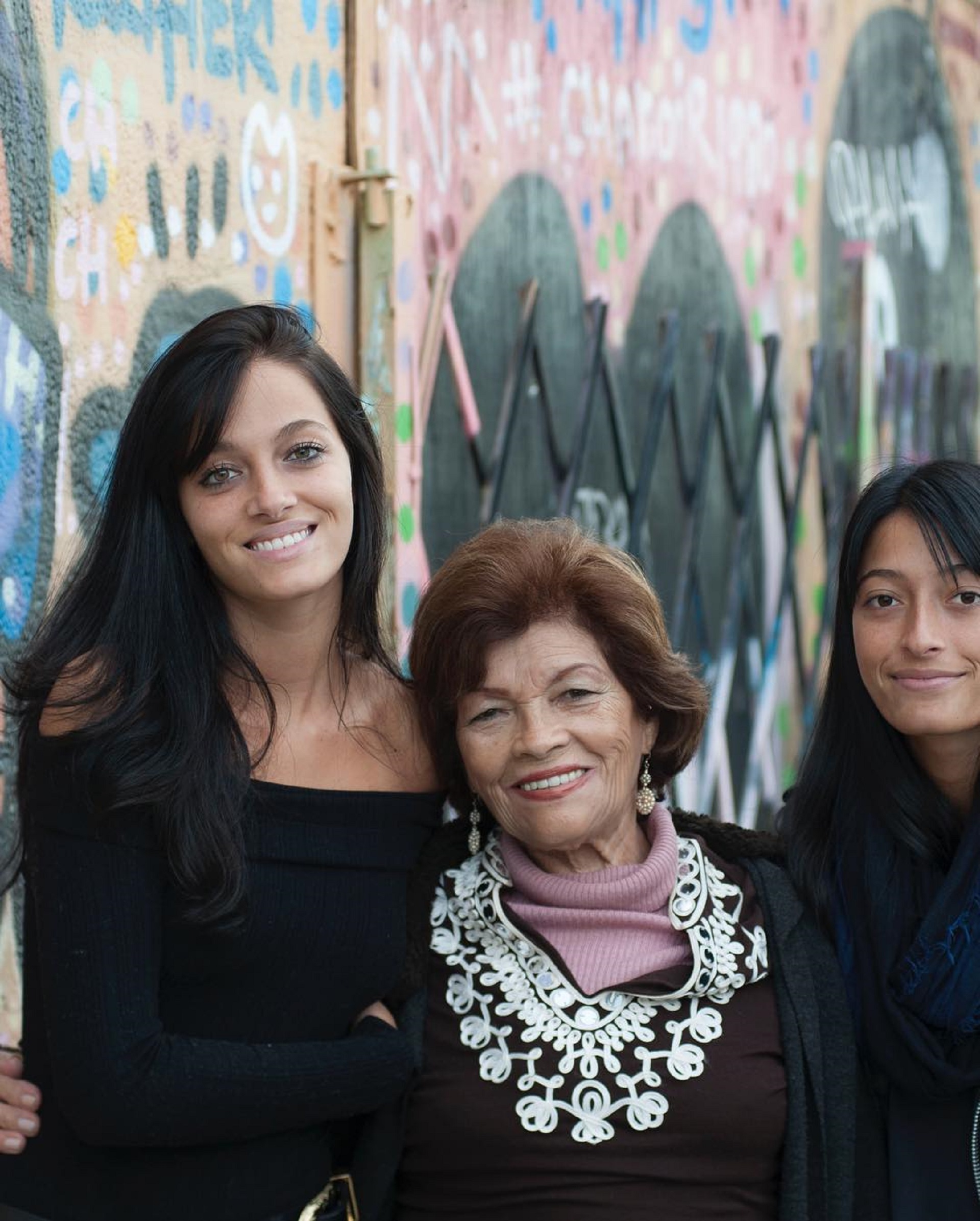 Oriana y Tiziana junto a su abuela