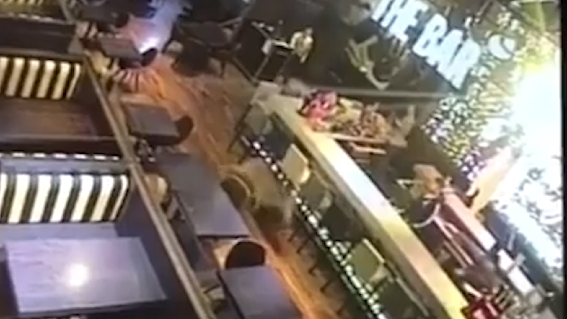 Cuando el ciervo ingresó en el bar, a las 5.30 horas del domingo, ya no había clientes.