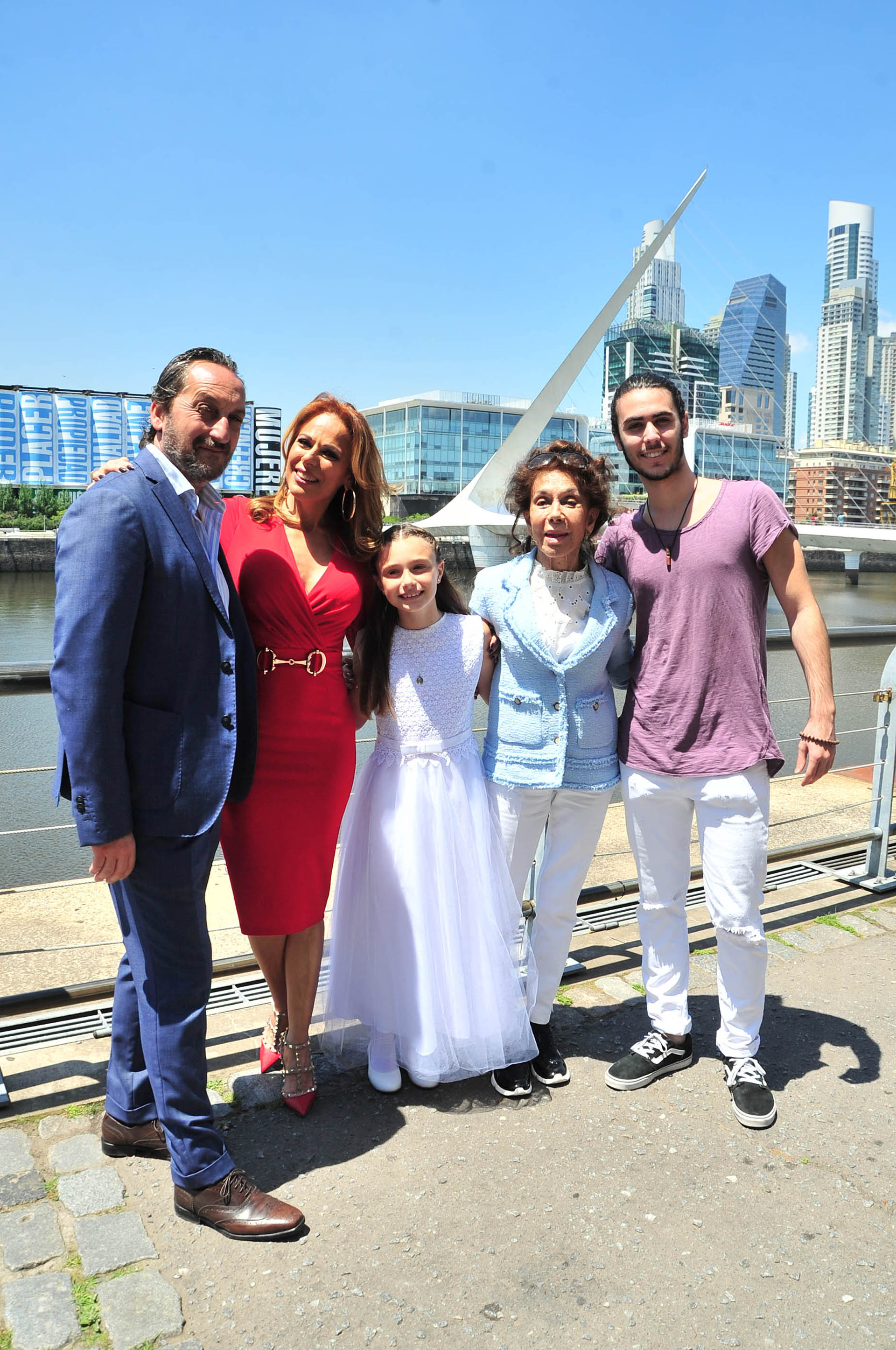 Después de la ceremonia el grupo se dirigió a un restaurante en Puerto Madero