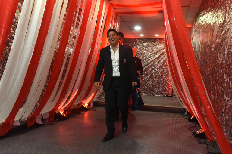 La imagen de Gallardo en su ingreso al vestuario de La Bombonera que River ocupó en en el último Superclásico