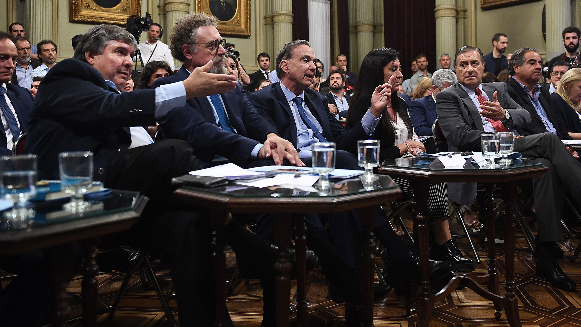 La discusión entre los senadores peronistas tensó el debate en la comisión