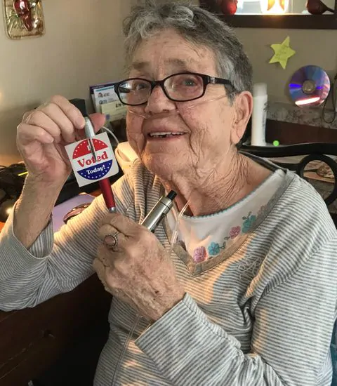 Los trabajadores del centro de votación se acercaron al automóvil donde Grace Lou Phillips estaba con asistencia de oxígeno. (Terri Griffith/The Washington Post)