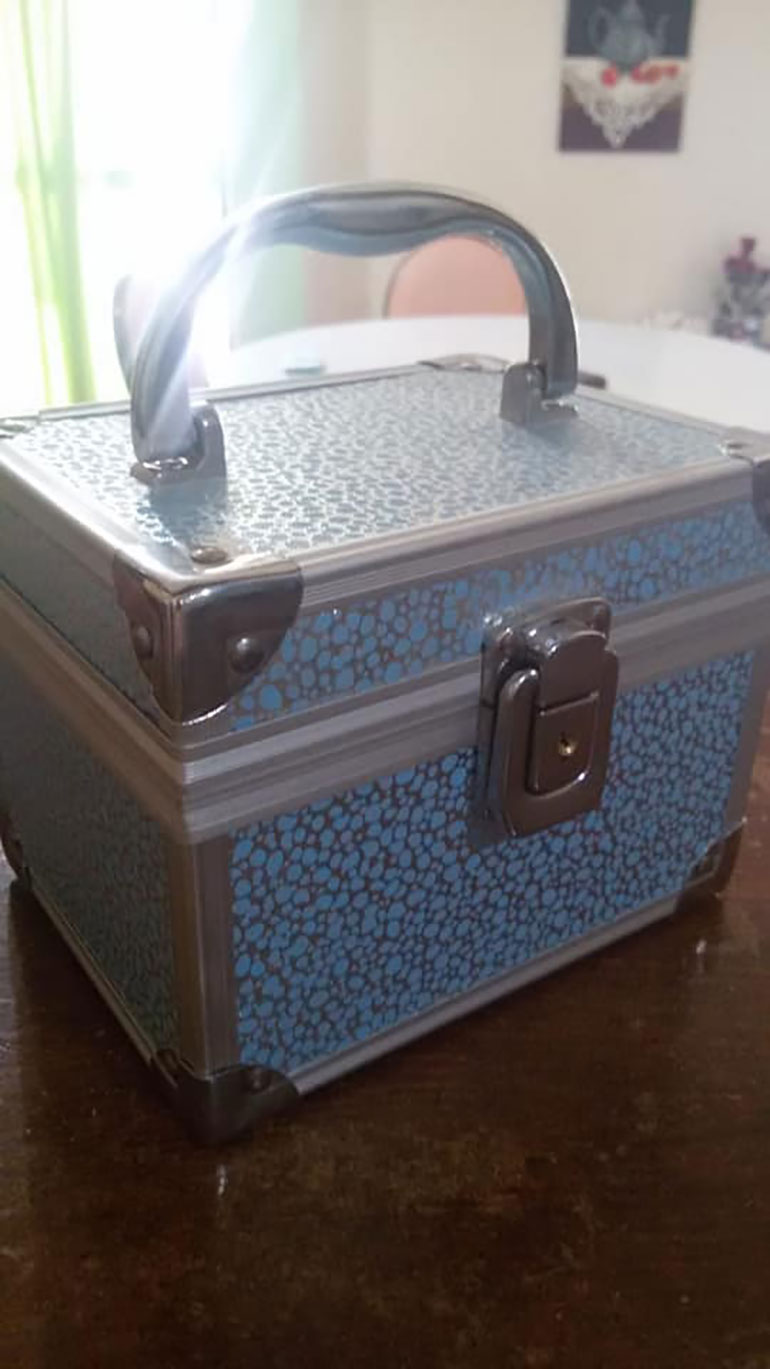 El cofre celeste estaba cerrado y los ladrones se lo llevaron, creyendo que tenía joyas o dinero