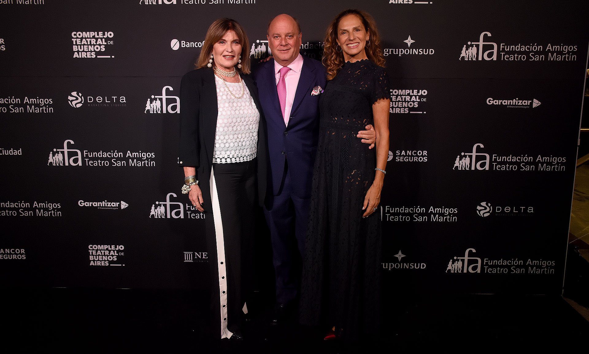 Sofía Neiman, Martín Cabrales y Ginette Reynal, quien condujo la gala junto a Martín Wullich