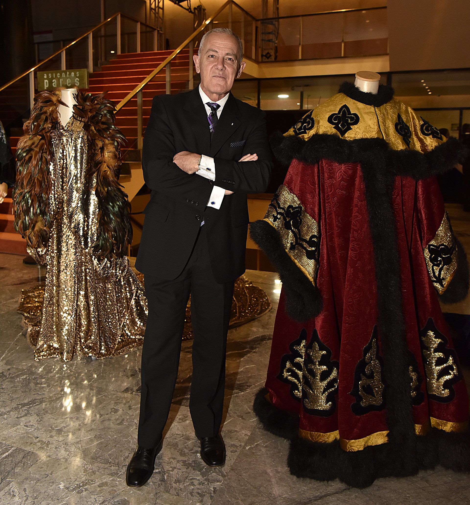 Martin Wullich junto a los trajes que se exhibieron en el hall central del Teatro San Martín